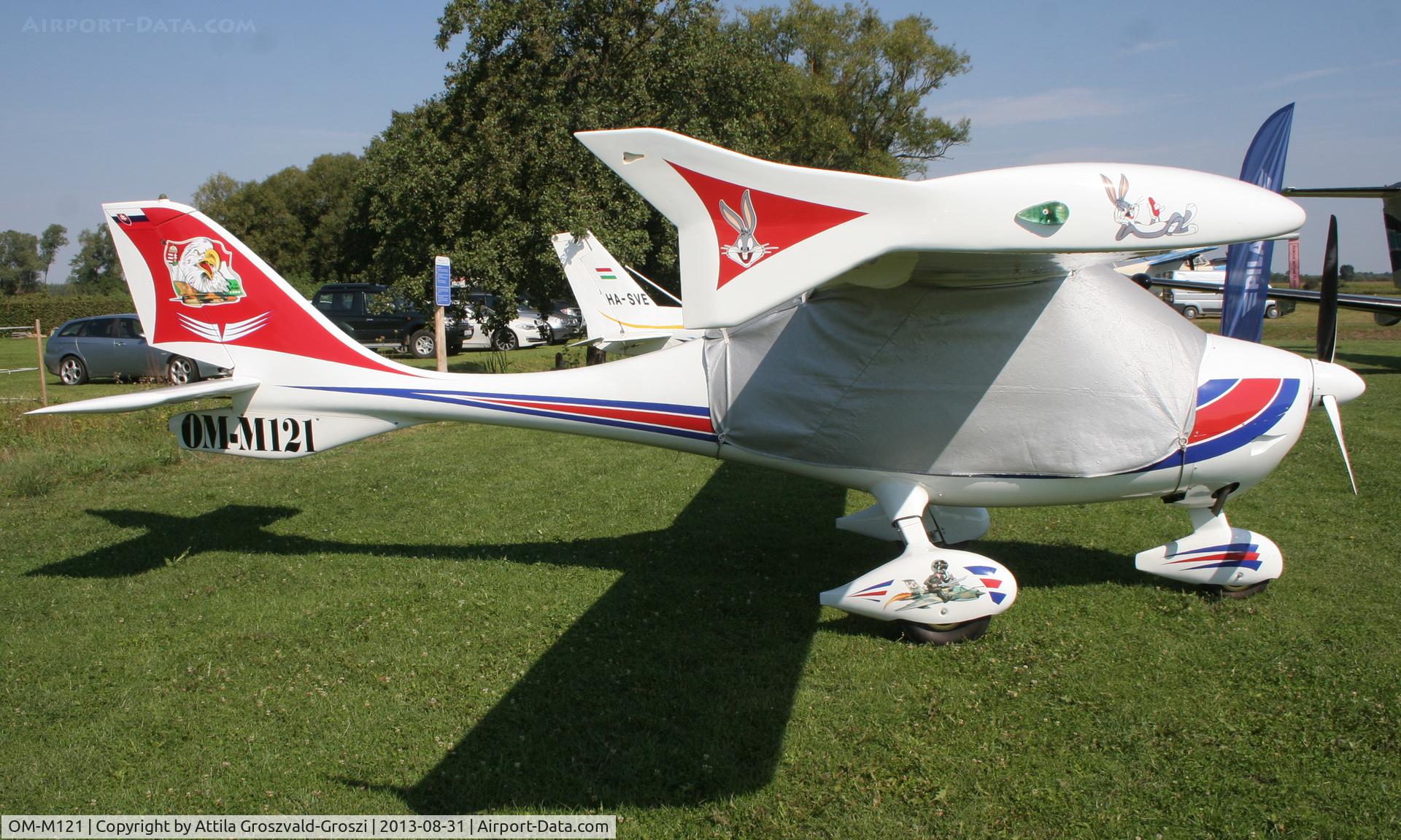 OM-M121, 2009 Flight Design CTLS C/N F-09-04-02, II. Cirrus-Hertelendy Aviator's Weekend , Hertelendy Castle Airfield Hungary