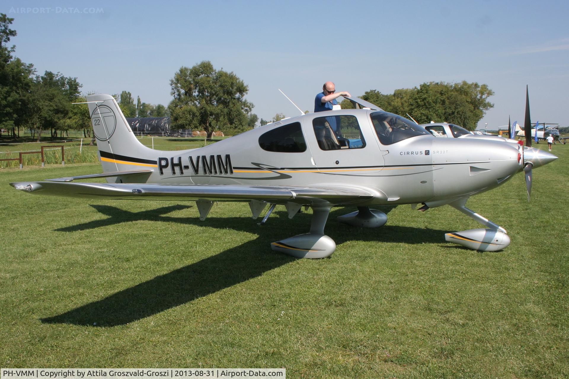 PH-VMM, Cirrus SR22T C/N 0106, II. Cirrus-Hertelendy Aviator's Weekend , Hertelendy Castle Airfield Hungary