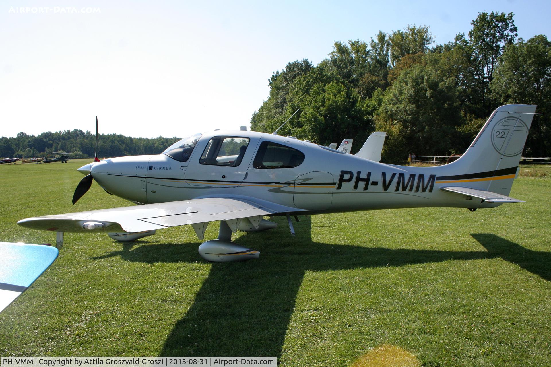 PH-VMM, Cirrus SR22T C/N 0106, II. Cirrus-Hertelendy Aviator's Weekend , Hertelendy Castle Airfield Hungary