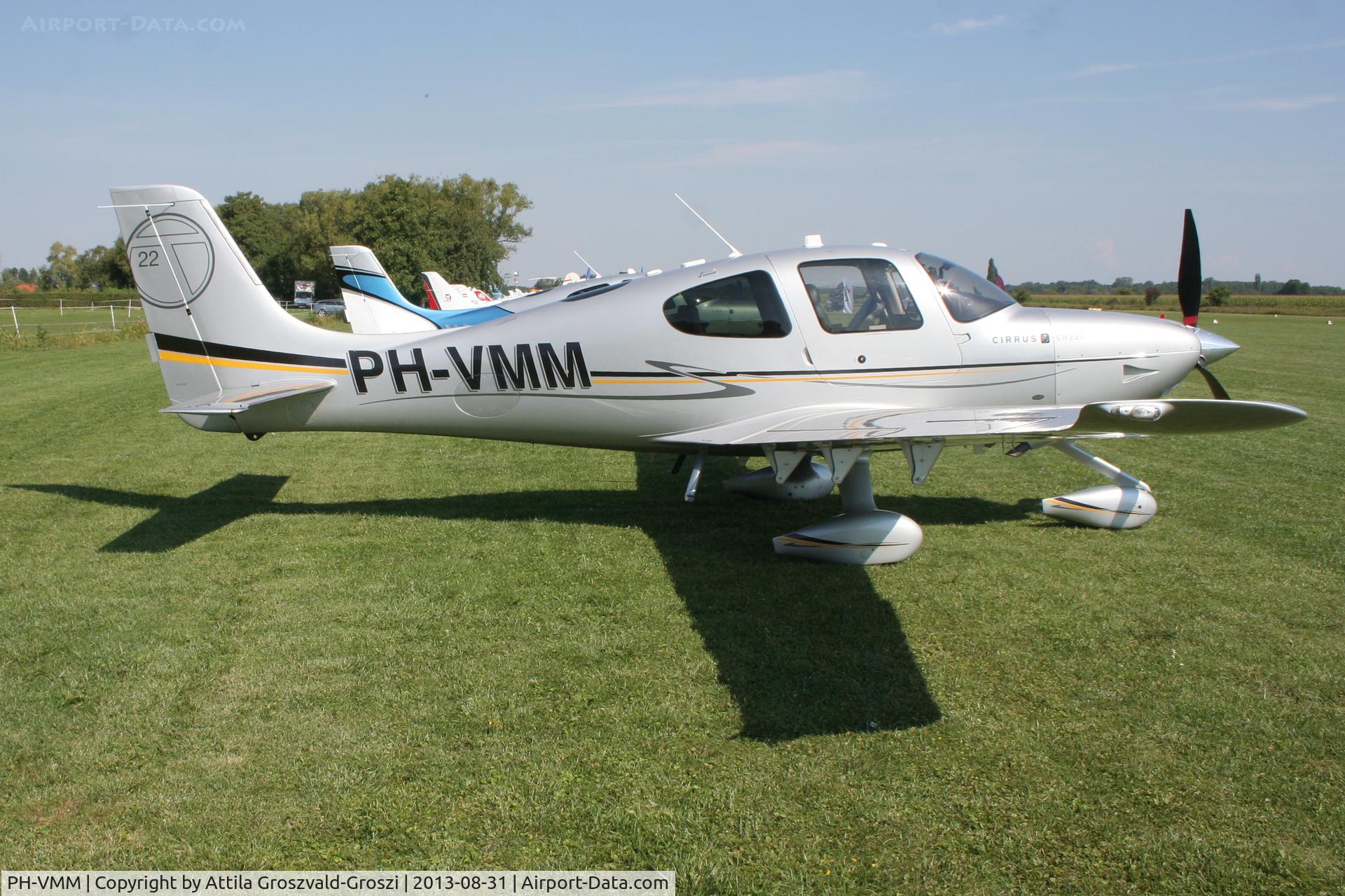 PH-VMM, Cirrus SR22T C/N 0106, II. Cirrus-Hertelendy Aviator's Weekend , Hertelendy Castle Airfield Hungary
