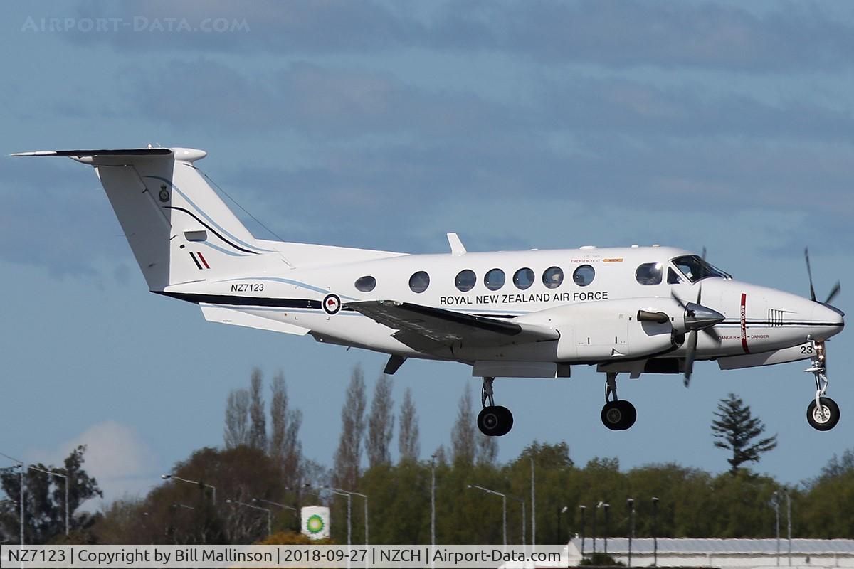 NZ7123, 2006 Raytheon B200 King Air C/N BB-1945, IN FROM WLG