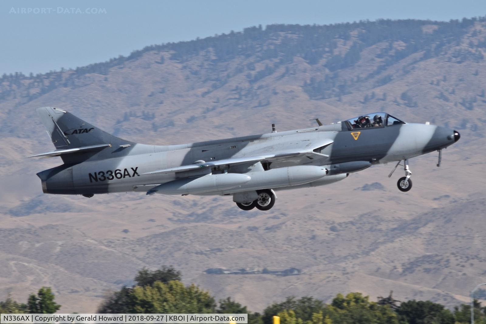 N336AX, Hawker Hunter F.58 C/N 41H-697396, Landing RWY 10R.
