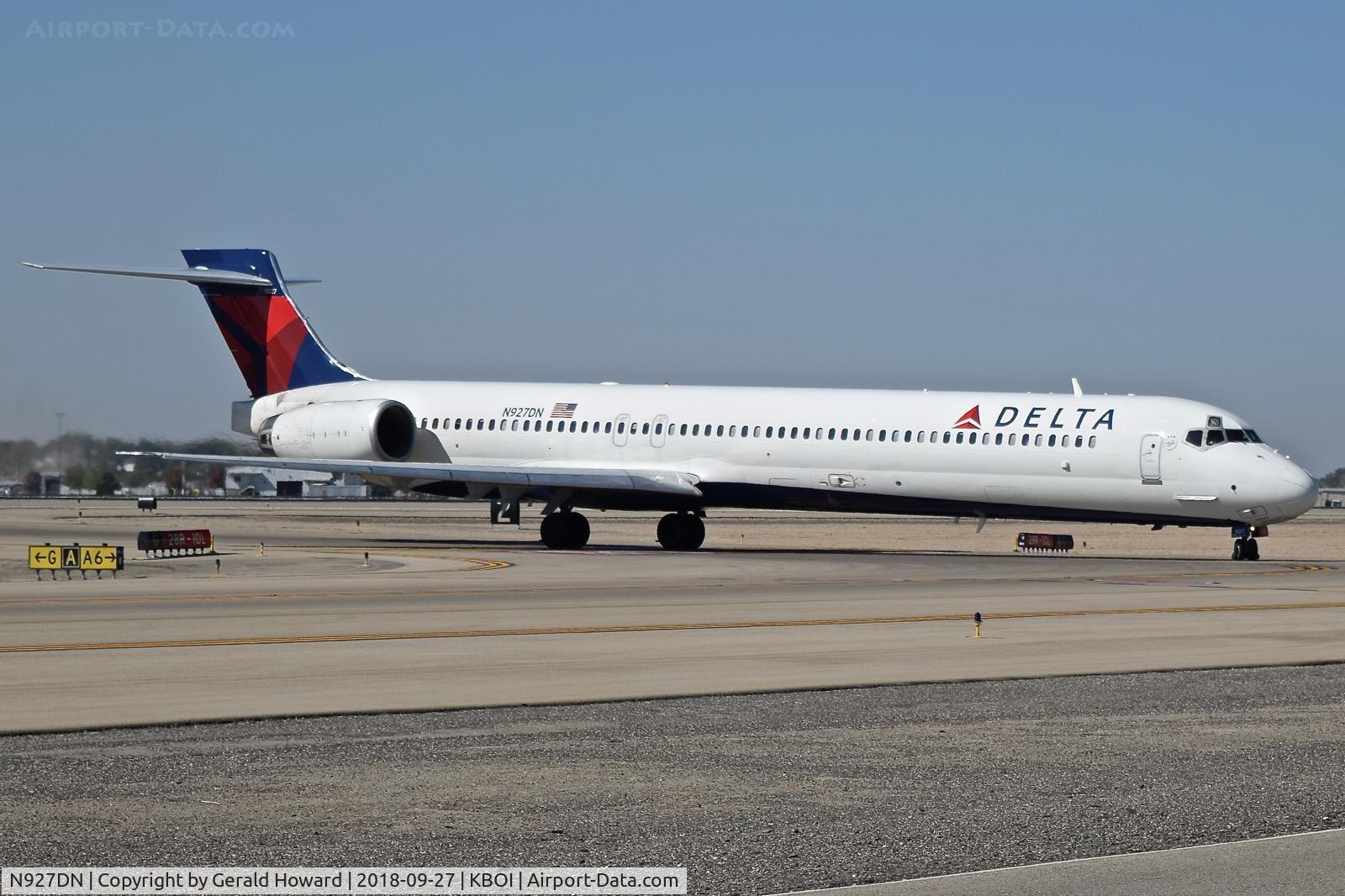 N927DN, 1999 McDonnell Douglas MD-90-30 C/N 53589, Off Golf onto Alpha for the gate.