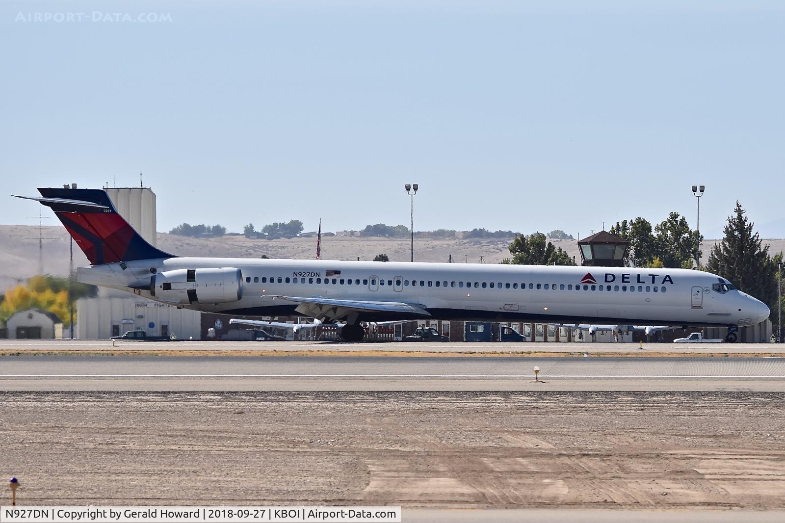 N927DN, 1999 McDonnell Douglas MD-90-30 C/N 53589, Landing roll out on RWY 28L.