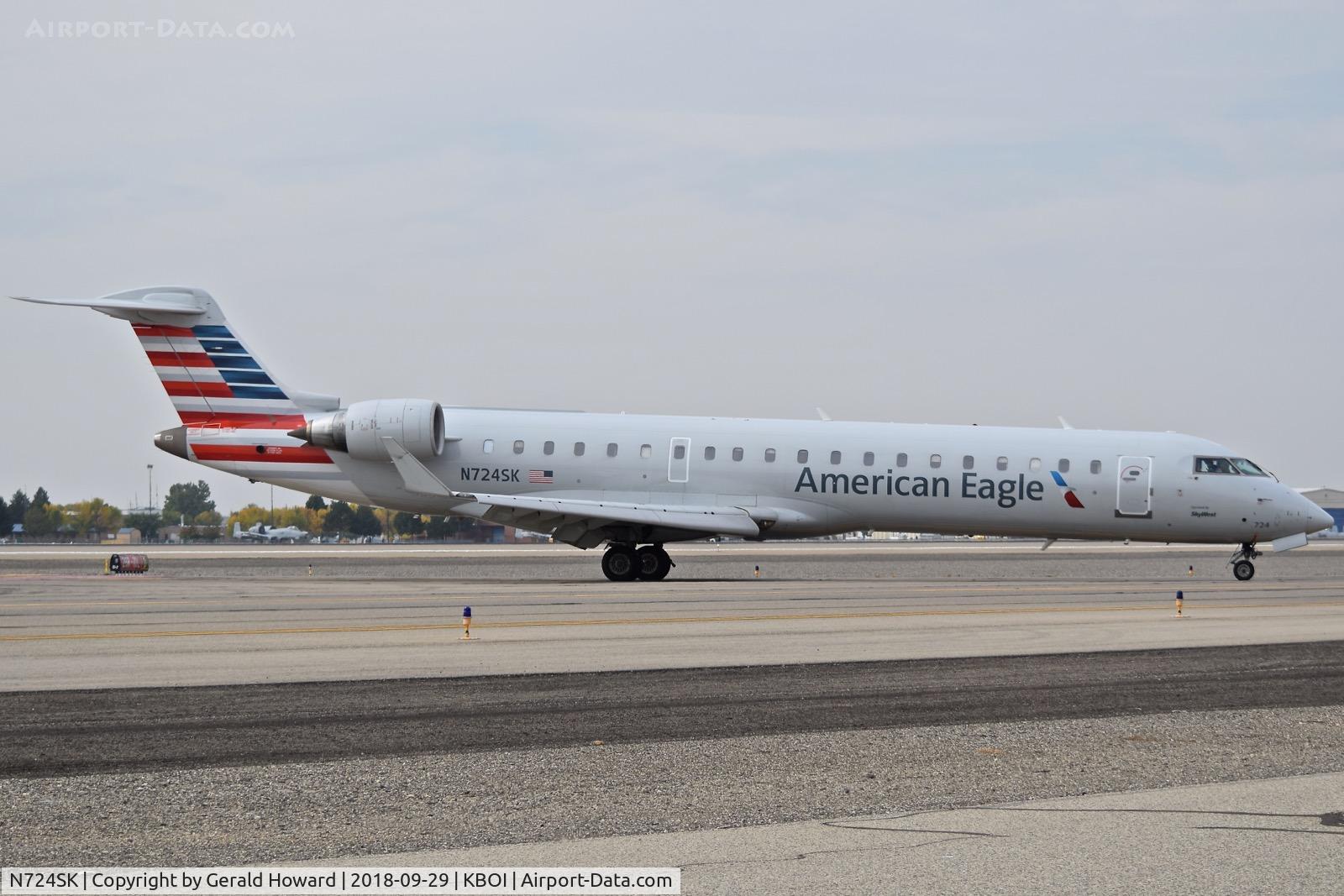 N724SK, 2004 Bombardier CRJ-700 (CL-600-2C10) Regional Jet C/N 10189, On Delta for the ramp.