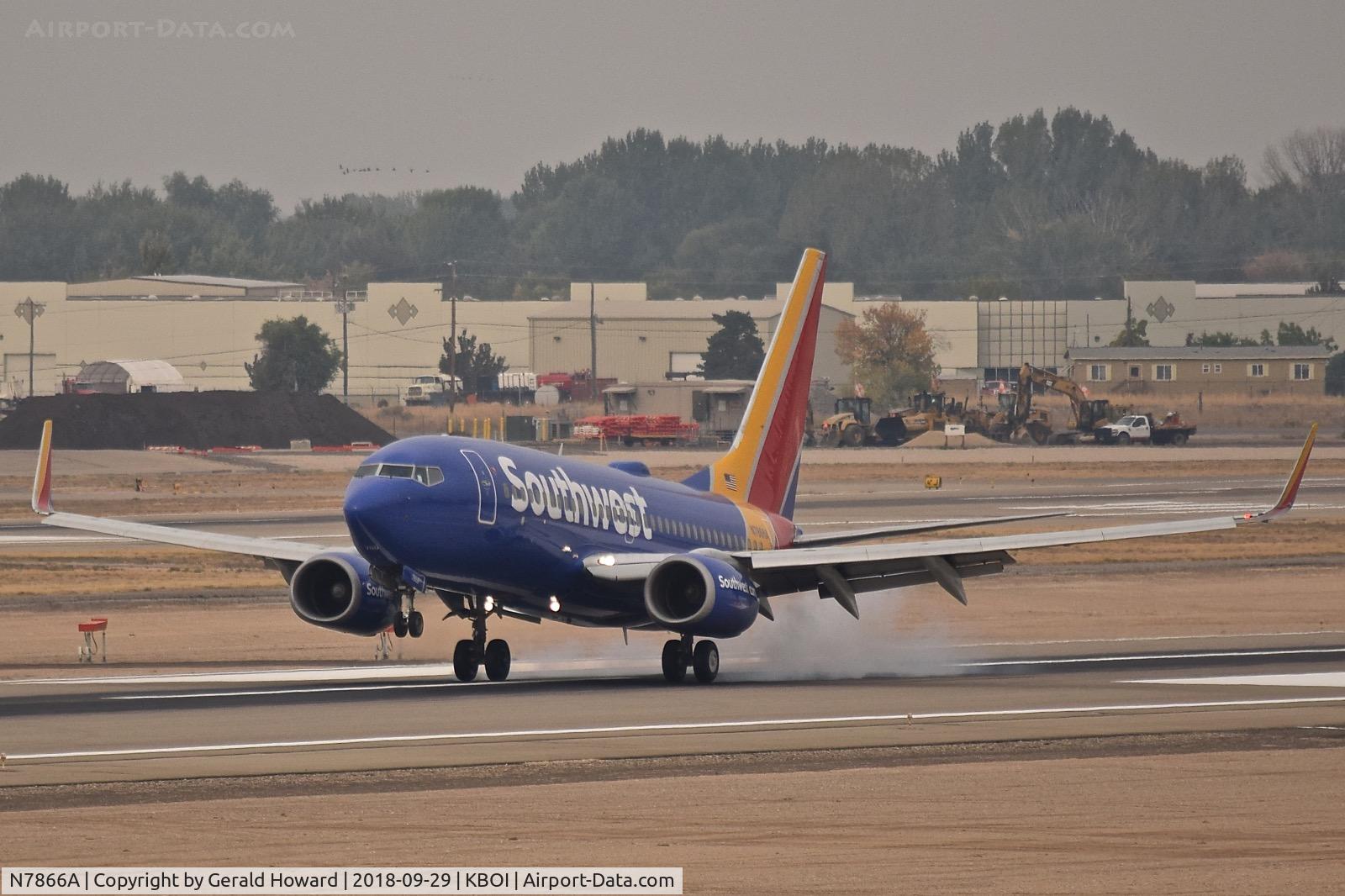 N7866A, 2002 Boeing 737-7Q8 C/N 30648, Landing RWY 10L.