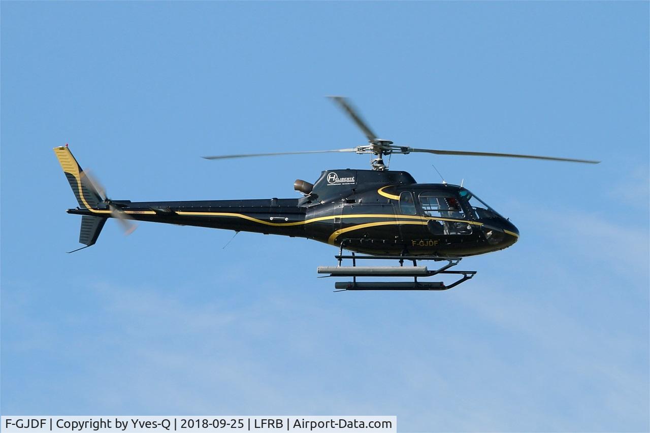 F-GJDF, Eurocopter AS-350B-2 Ecureuil Ecureuil C/N 2642, Eurocopter AS-350B-2 Ecureuil, Landing rwy 07R, Brest-Bretagne airport (LFRB-BES)