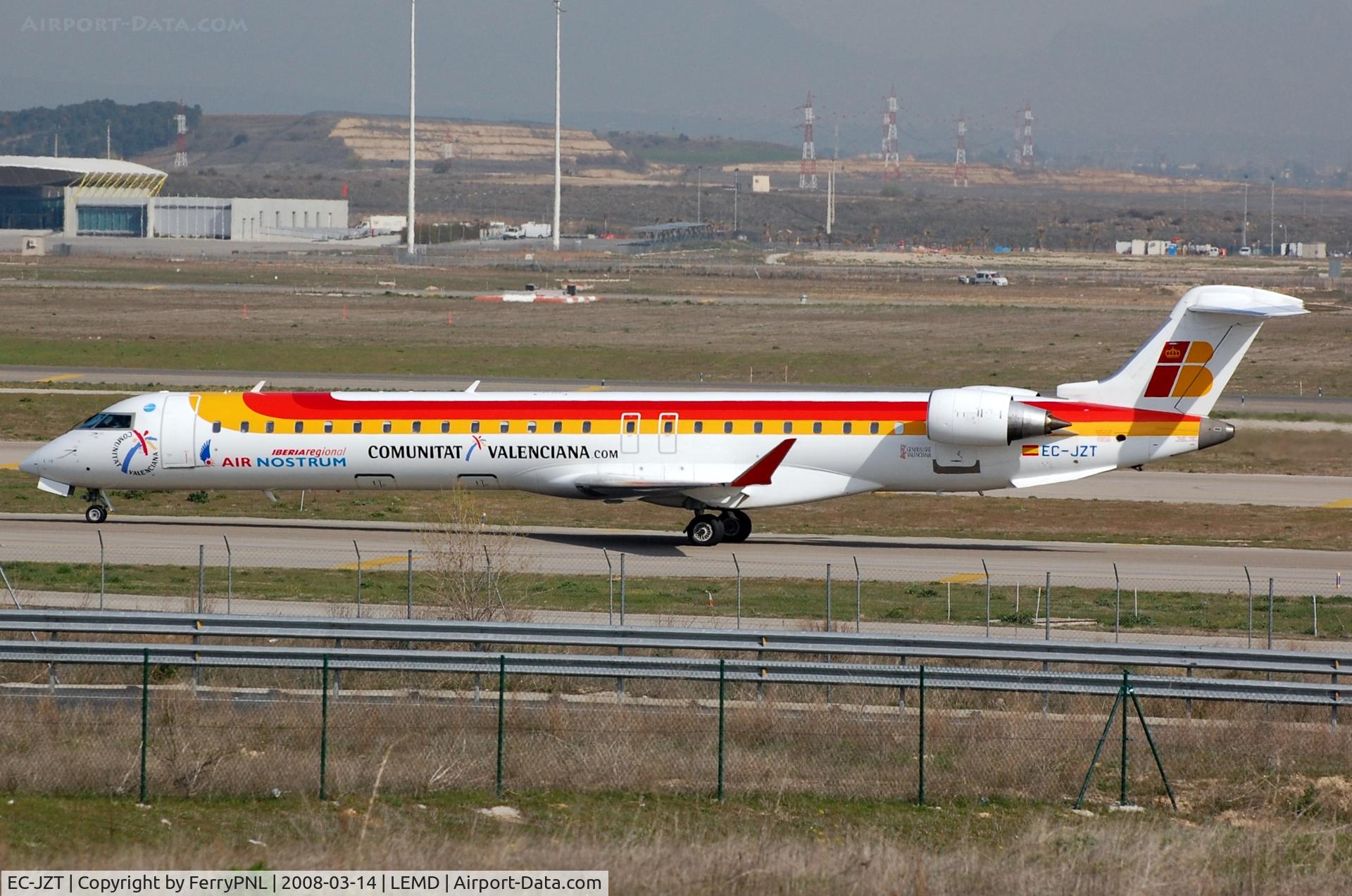 EC-JZT, 2006 Canadair CRJ-900ER (CL-600-2D24) C/N 15113, Iberia CL900 taxying