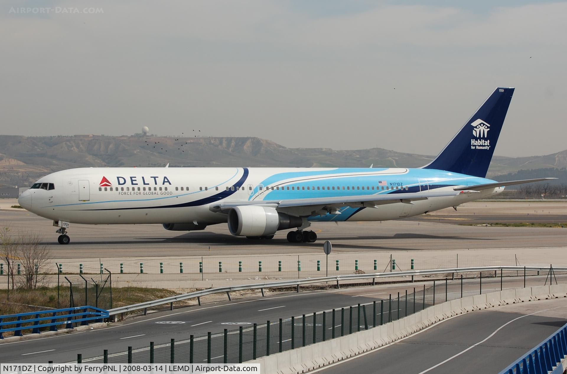 N171DZ, 1998 Boeing 767-332 C/N 29690, Delta B763
