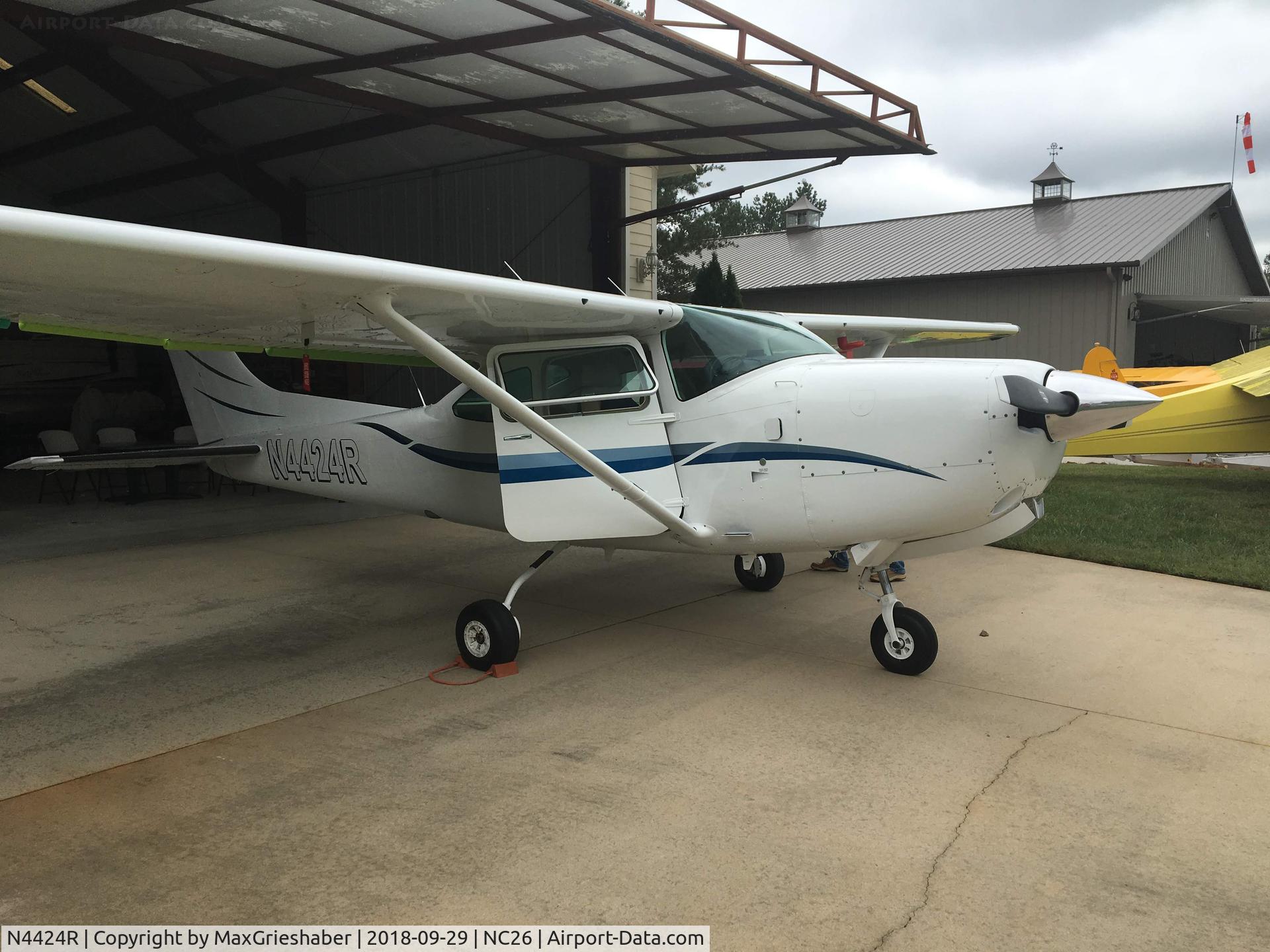 N4424R, 1978 Cessna TR182 Turbo Skylane RG C/N R18200598, N4424R @ NC26