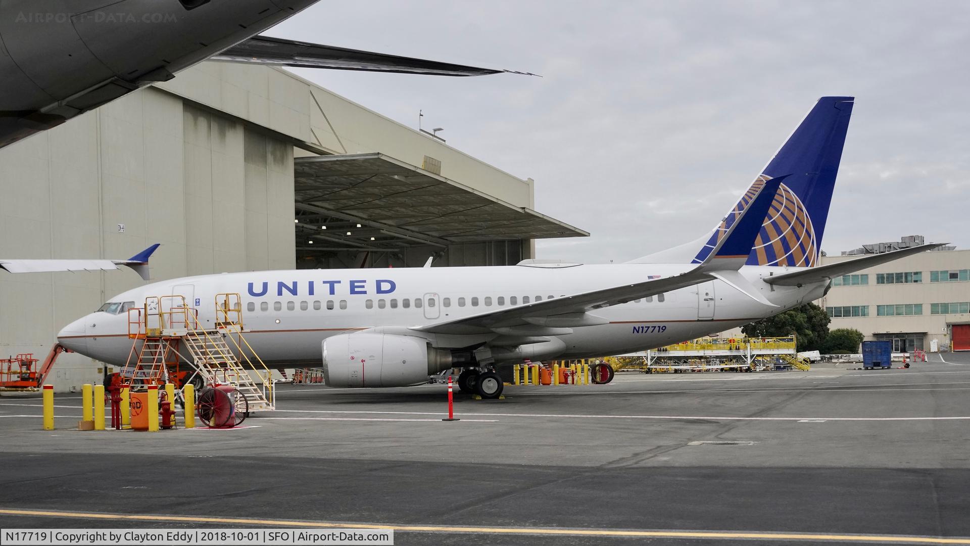 N17719, 1999 Boeing 737-724 C/N 28938, SFO 2018.