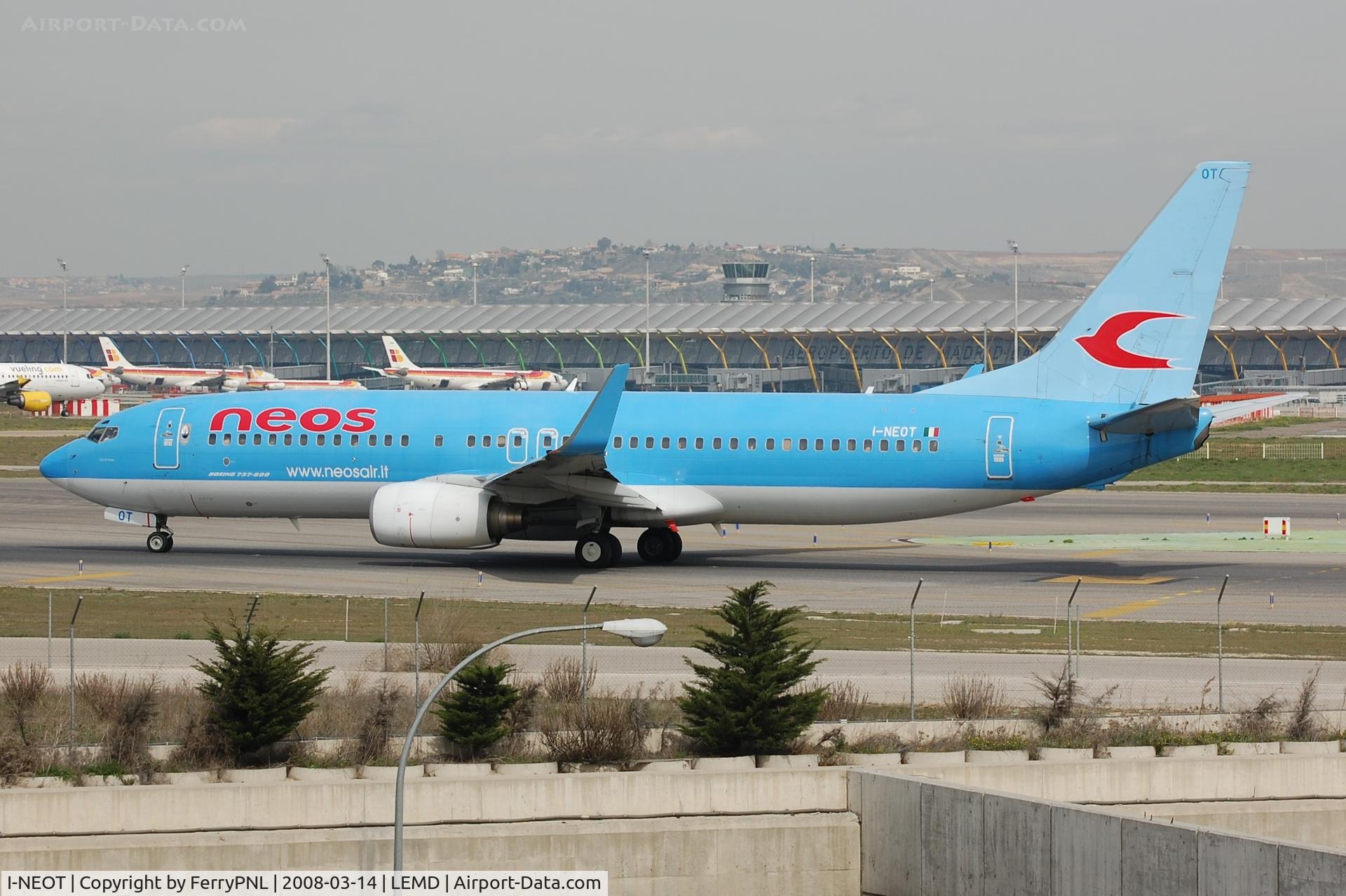 I-NEOT, 2002 Boeing 737-86N C/N 33004, Neos B738 taxying for departure