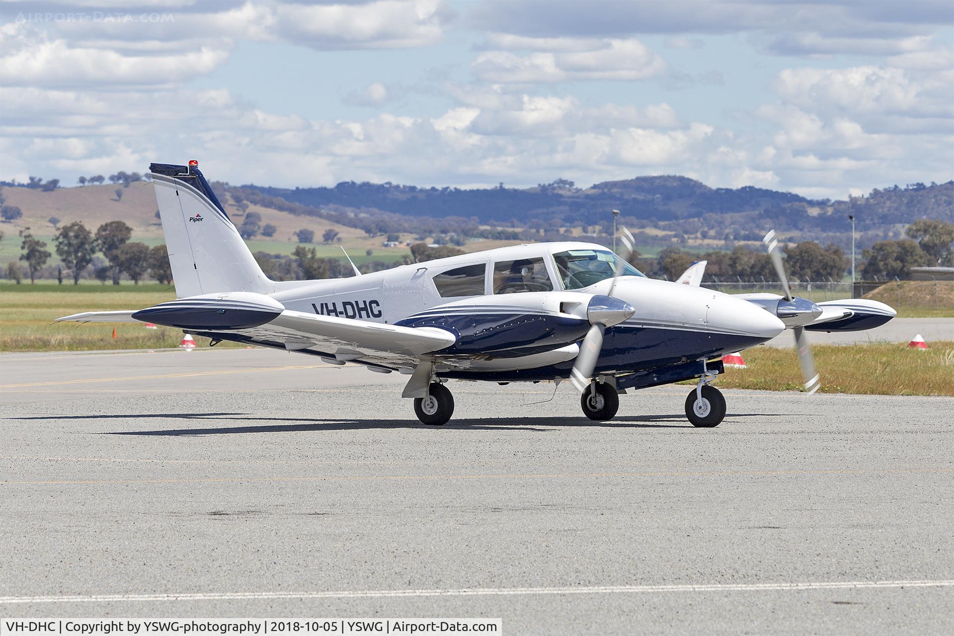 VH-DHC, 1965 Piper PA-30-160 Twin Comanche Twin Comanche C/N 30-711, Piper PA-30-160 Twin Comanche (VH-DHC) taxiing at Wagga Wagga Airport
