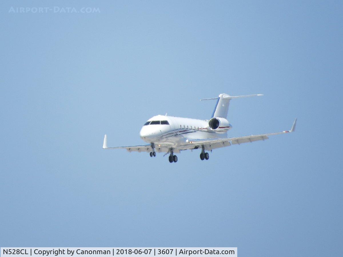 N528CL, 2004 Bombardier Challenger 604 (CL-600-2B16) C/N 5597, Landing
