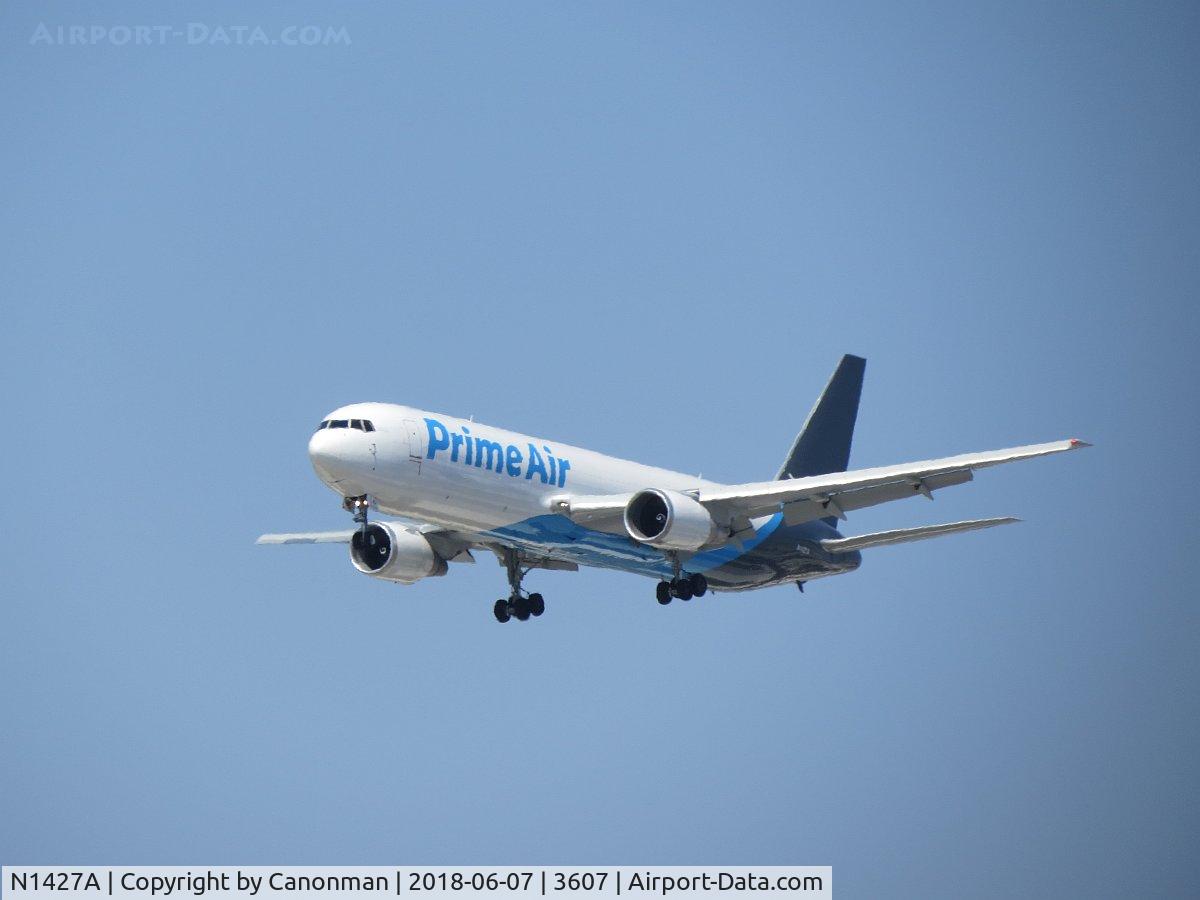 N1427A, 1996 Boeing 767-306 C/N 28098, Landing
