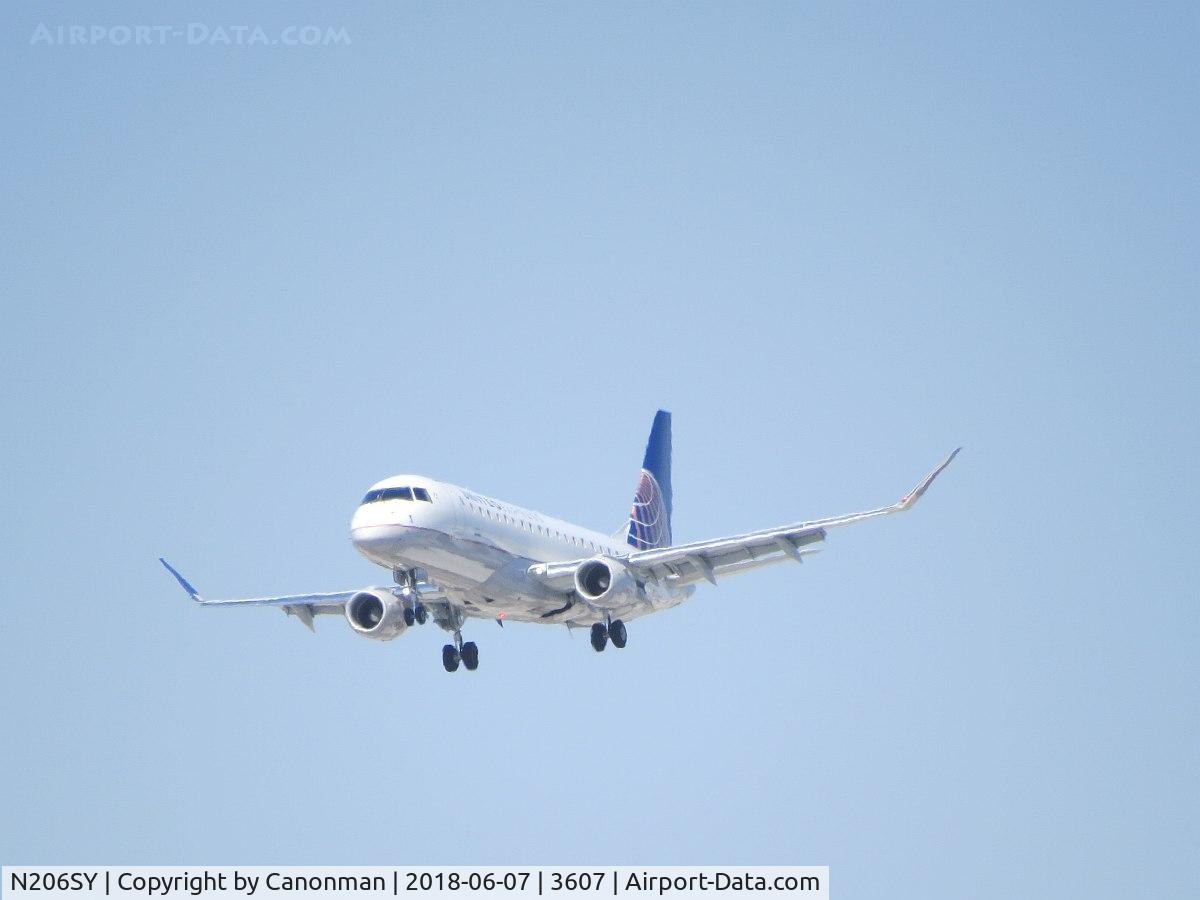 N206SY, 2017 Embraer 175LR (ERJ-170-200LR) C/N 17000637, Landing