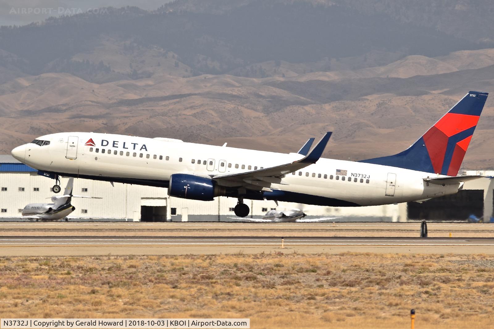 N3732J, 2000 Boeing 737-832 C/N 30380, Take off from RWY 28R.