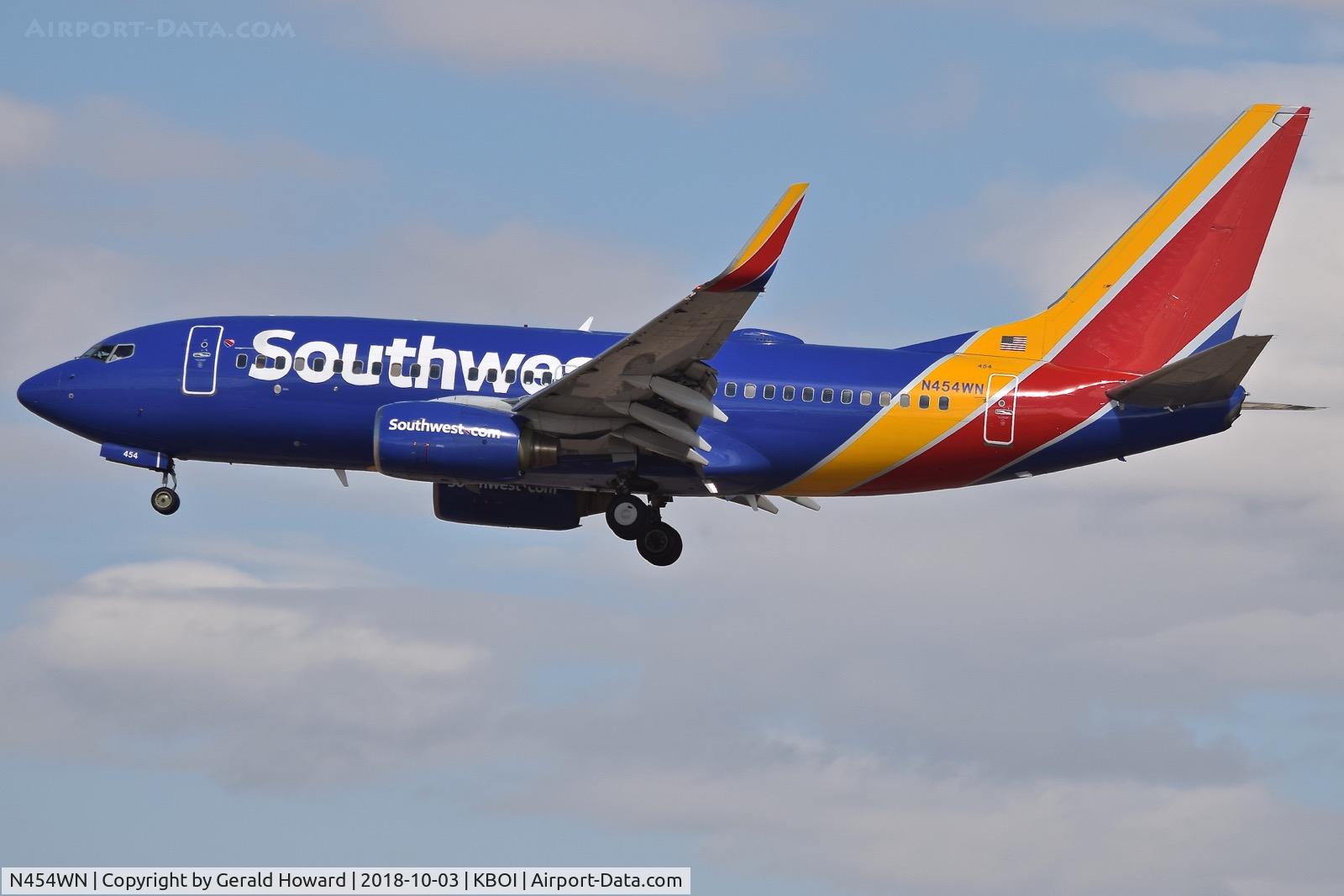 N454WN, 2004 Boeing 737-7H4 C/N 29851, On final for RWY 28R.