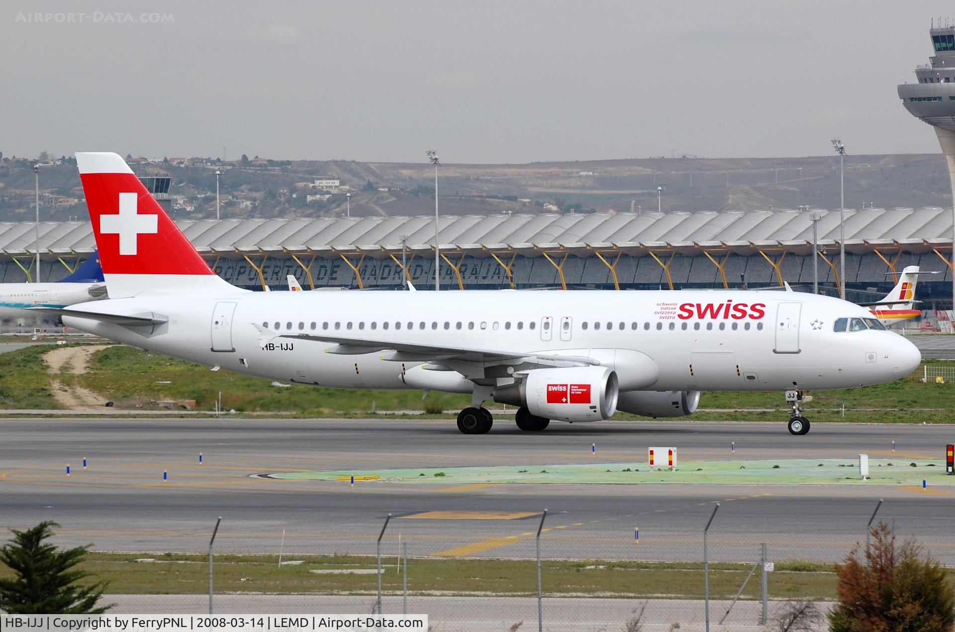 HB-IJJ, 1996 Airbus A320-214 C/N 585, Swiss A320 taxying in.