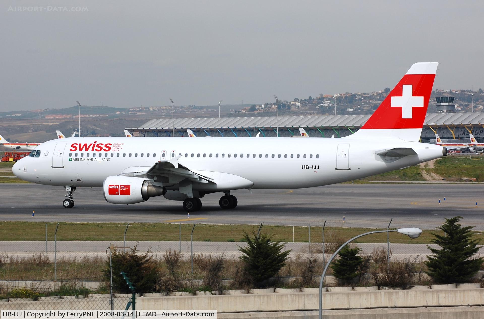 HB-IJJ, 1996 Airbus A320-214 C/N 585, Swiss A320 departing