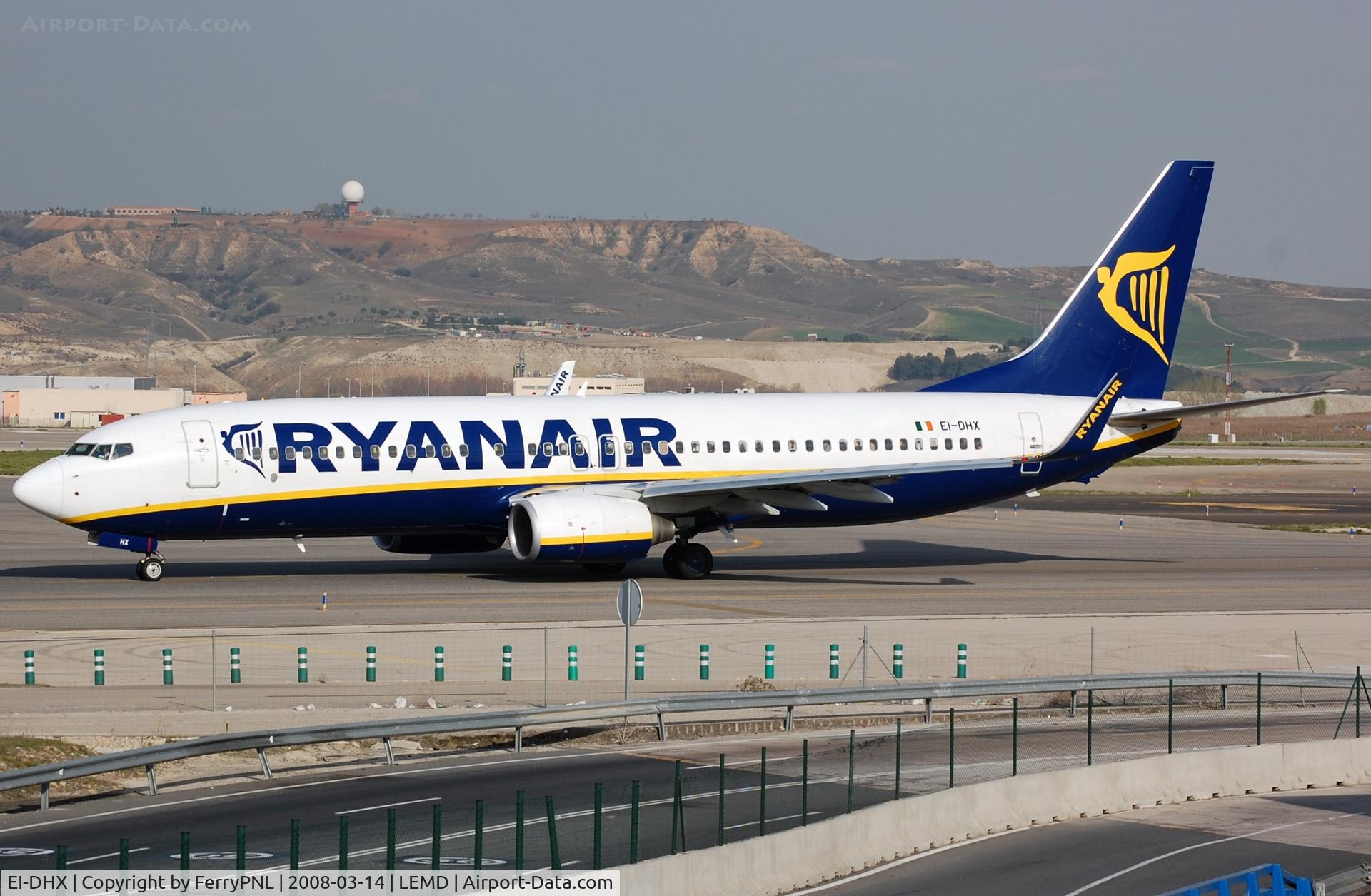 EI-DHX, 2005 Boeing 737-8AS C/N 33585, Ryanair B738 departing