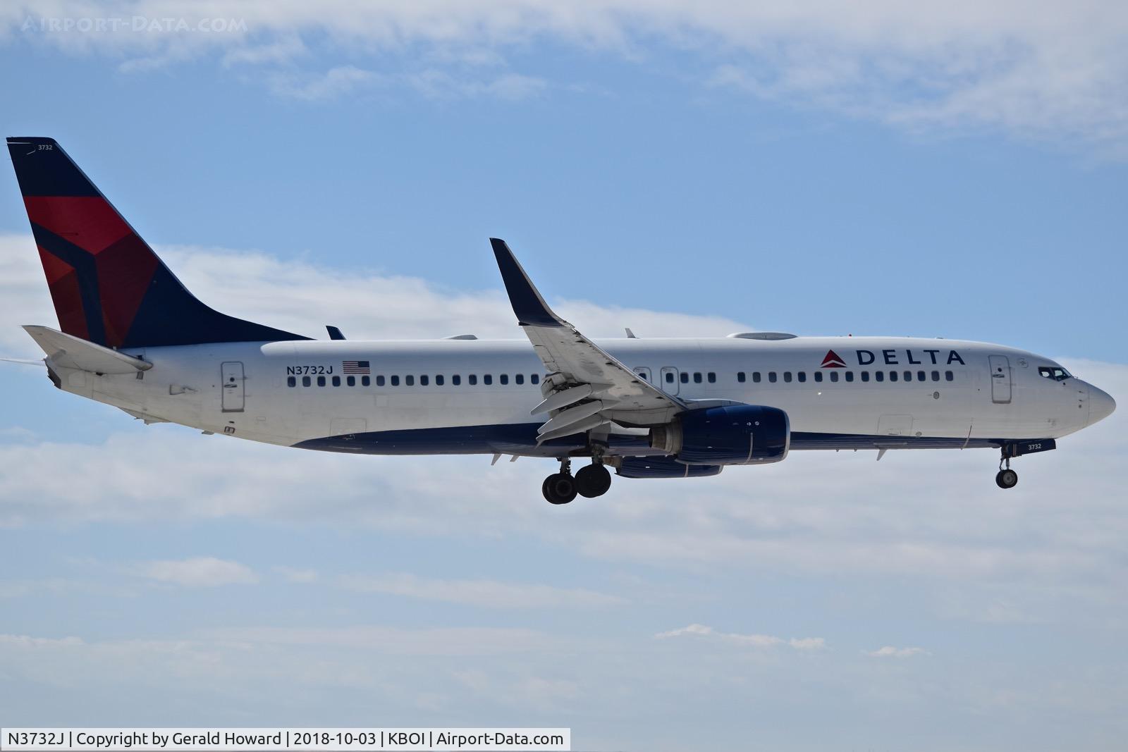 N3732J, 2000 Boeing 737-832 C/N 30380, Landing RWY 28R.