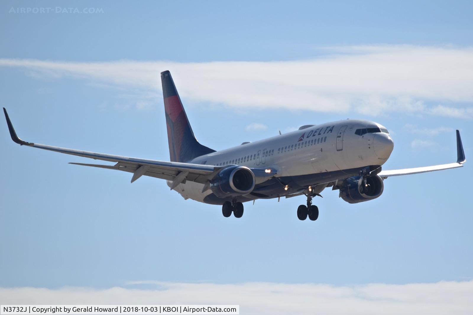 N3732J, 2000 Boeing 737-832 C/N 30380, Approach to RWY 28R.