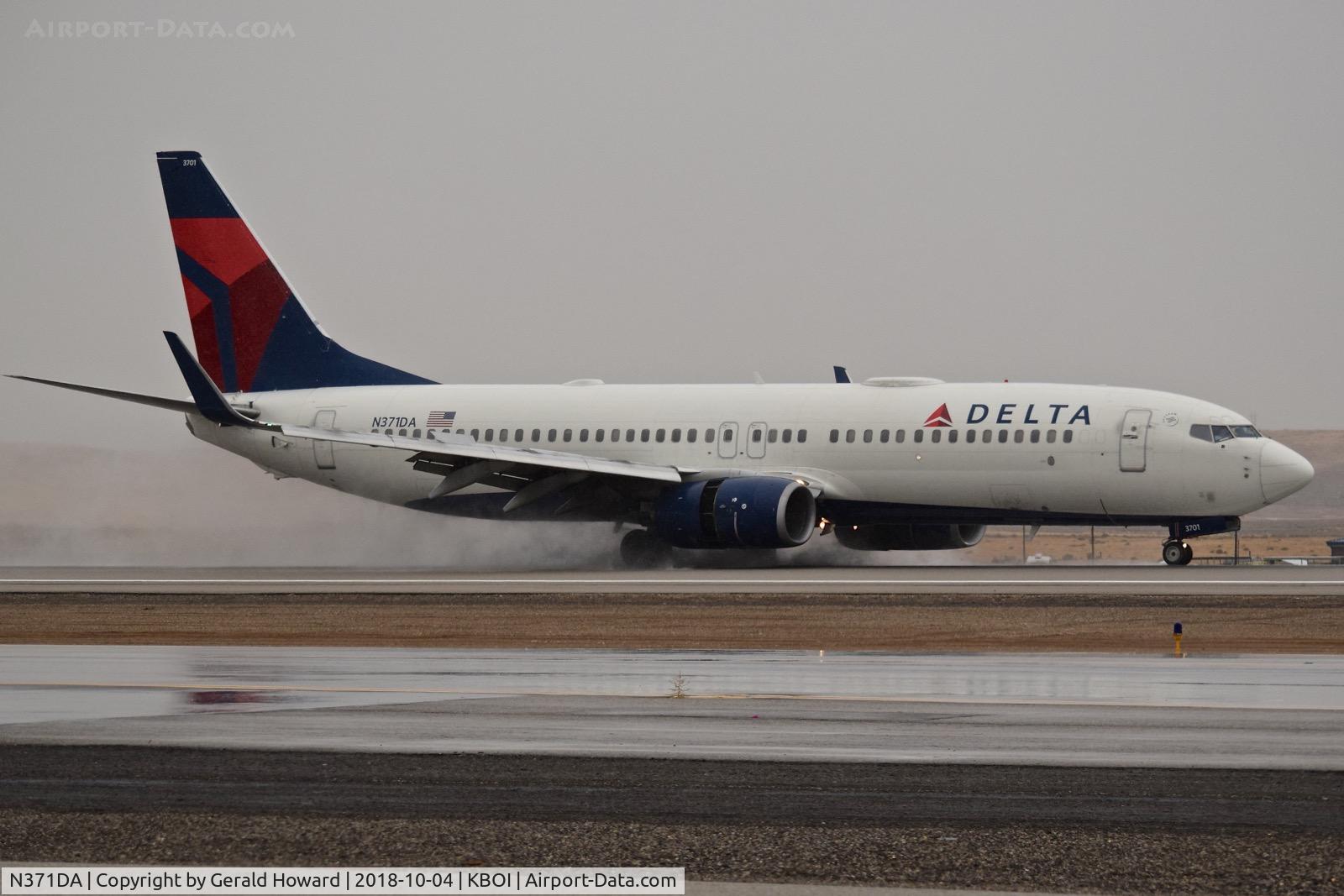 N371DA, 1998 Boeing 737-832 C/N 29619, Landing roll out on RWY 28R.