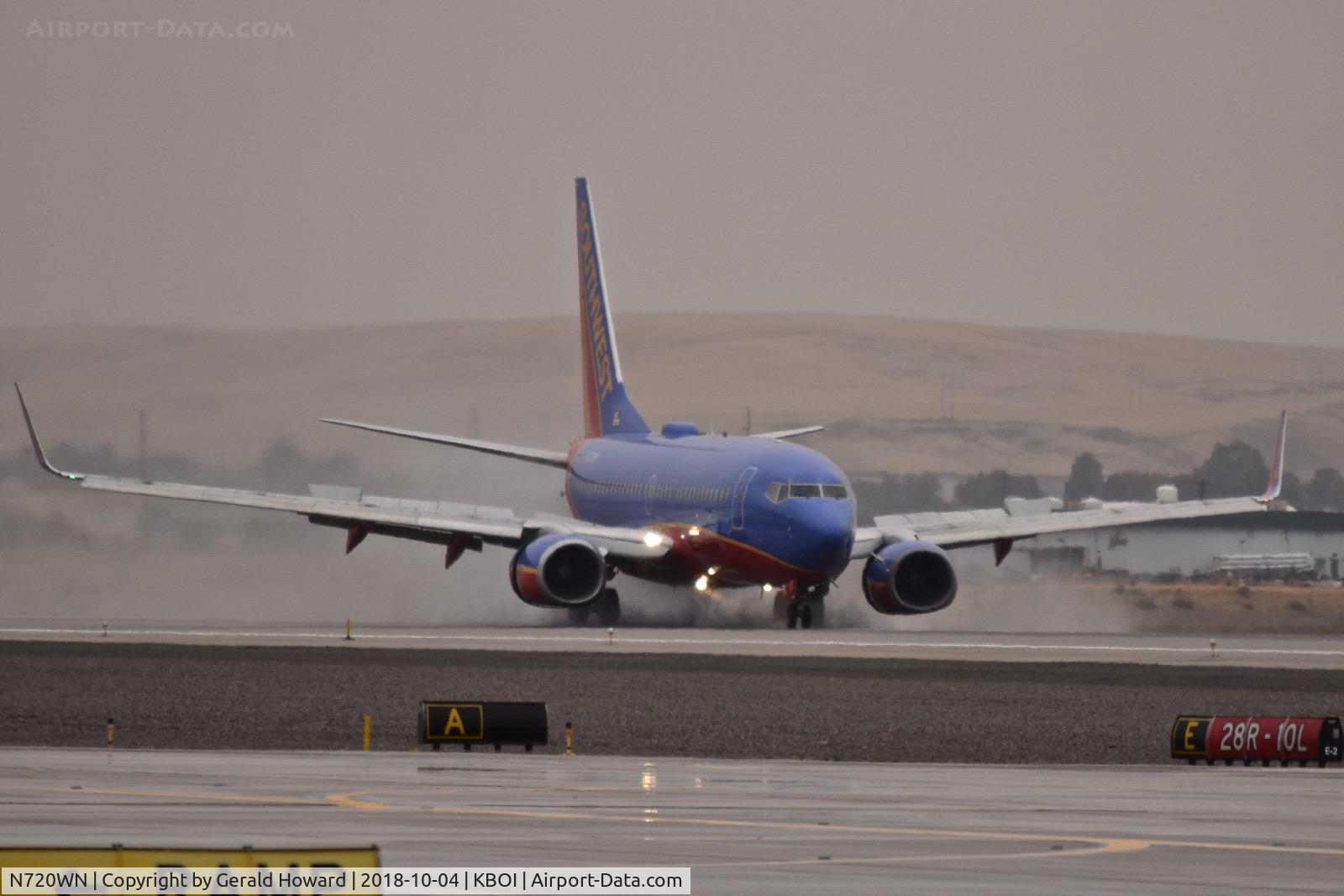 N720WN, 1998 Boeing 737-7H4 C/N 27854, Landing roll out on RWY 28R.