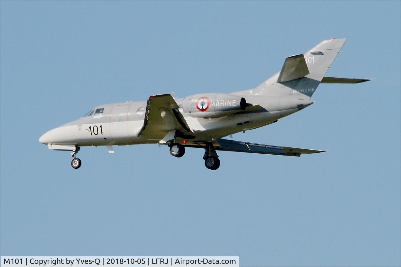 M101, 1977 Dassault Falcon 10MER C/N 101, Dassault Falcon 10 MER, On final rwy 26, Landivisiau naval air base (LFRJ)