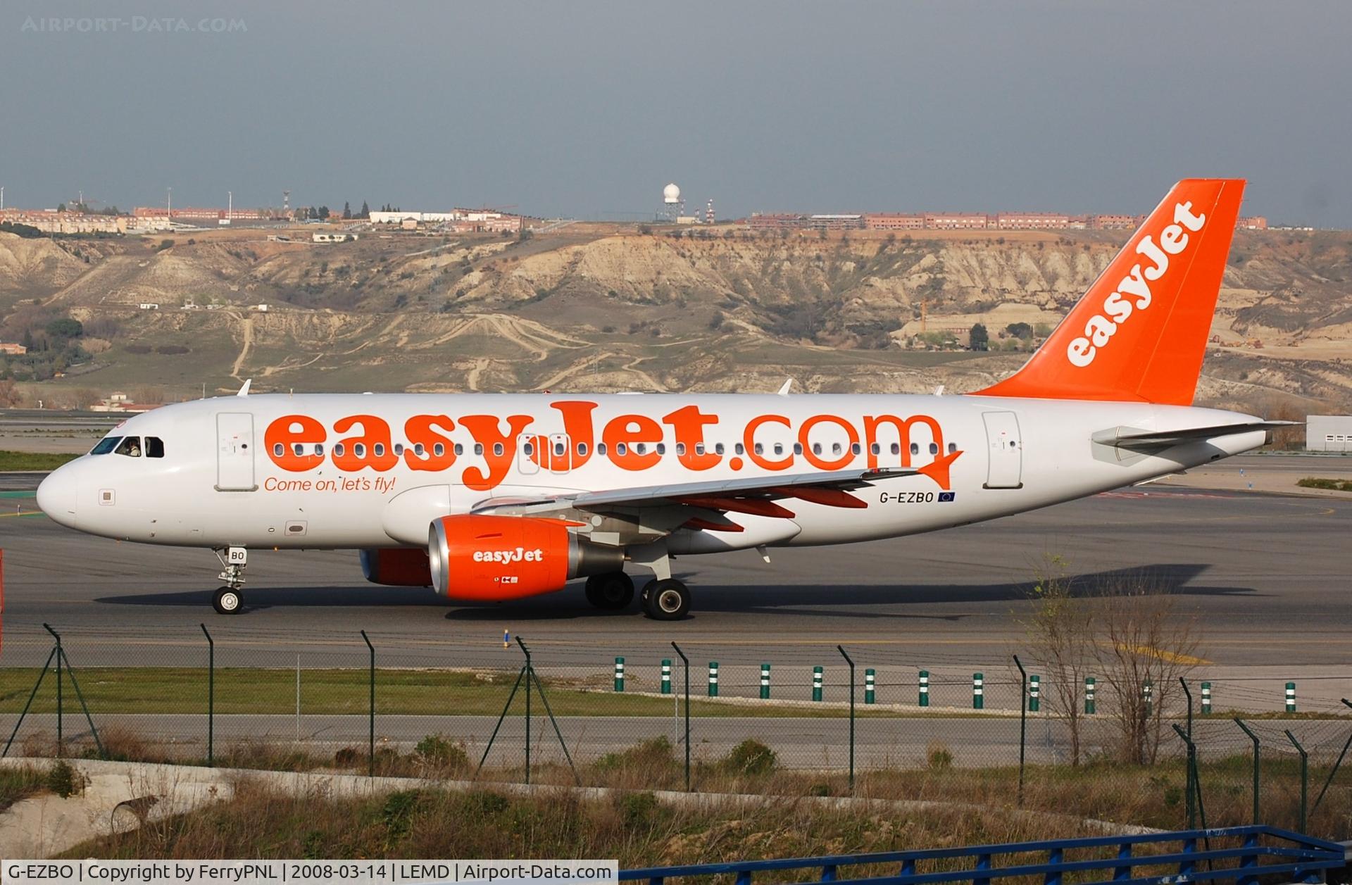 G-EZBO, 2007 Airbus A319-111 C/N 3082, Aesyjet A319 passing