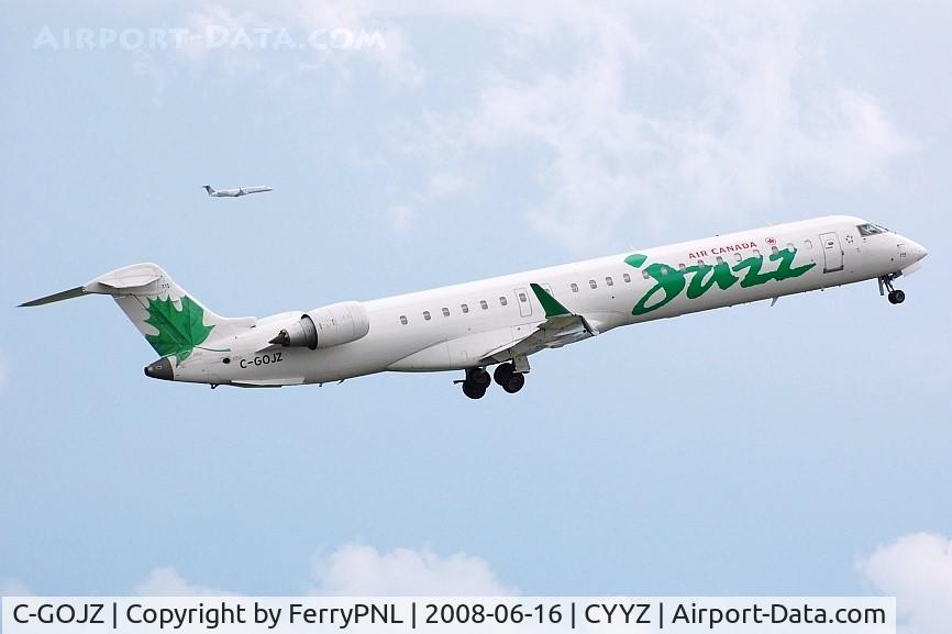 C-GOJZ, 2005 Canadair CRJ-705ER (CL-600-2D15) Regional Jet C/N 15053, Jazz CL700 lifting-off