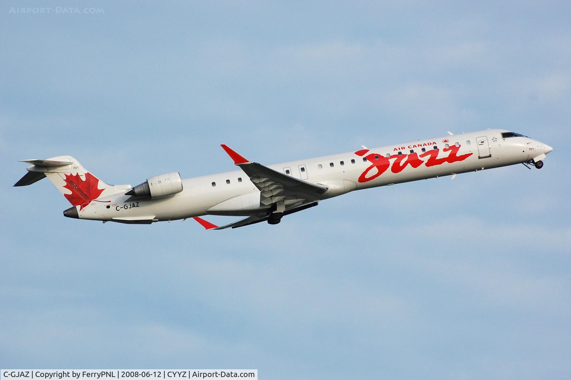 C-GJAZ, 2005 Canadair CRJ-705ER (CL-600-2D15) Regional Jet C/N 15036, Jazz CL700 taking-off
