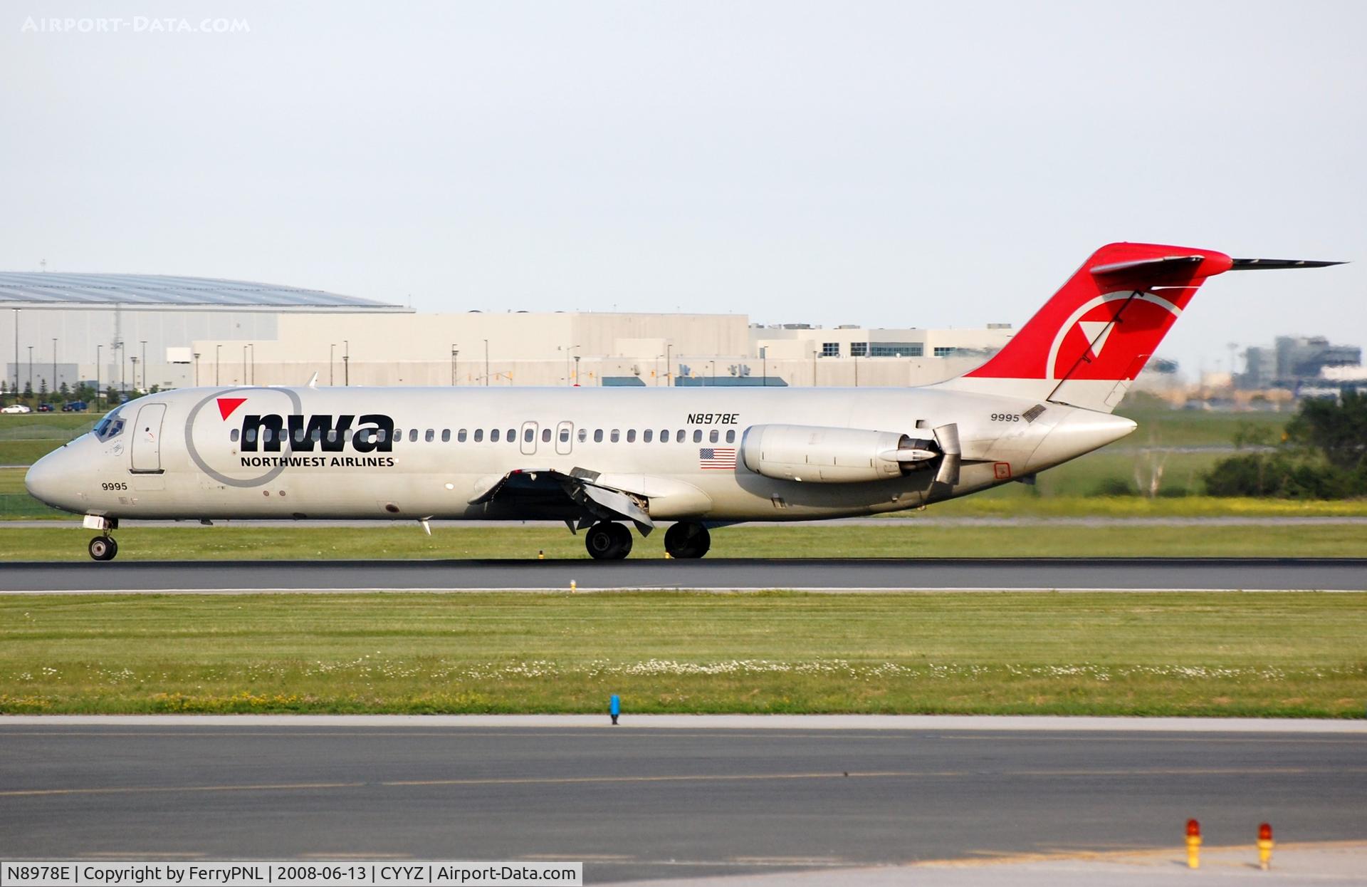 N8978E, 1968 Douglas DC-9-31 C/N 47327, Landing of Northwest DC-9-31