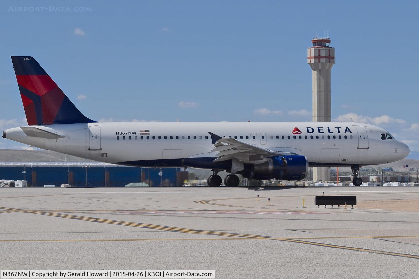 N367NW, 1999 Airbus A320-212 C/N 0988, Landing roll out on RWY 28R.