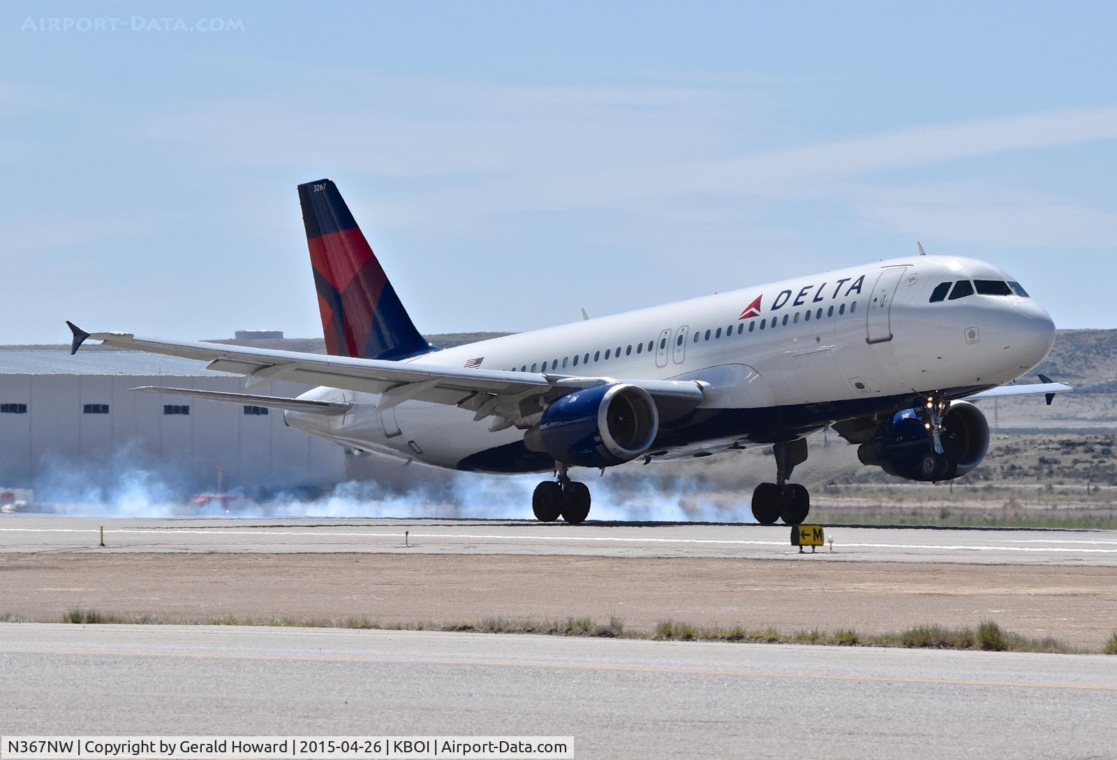 N367NW, 1999 Airbus A320-212 C/N 0988, Landing Rwy 28R.