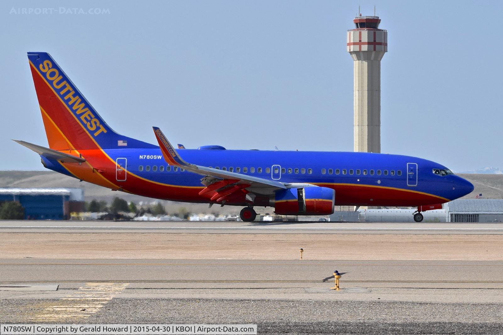 N780SW, 2000 Boeing 737-7H4 C/N 27885, Landing roll out on RWY 28R.
