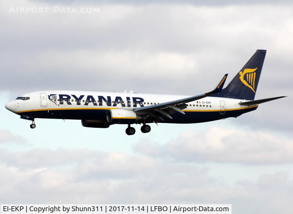 EI-EKP, 2010 Boeing 737-8AS C/N 35028, Landing rwy 32R