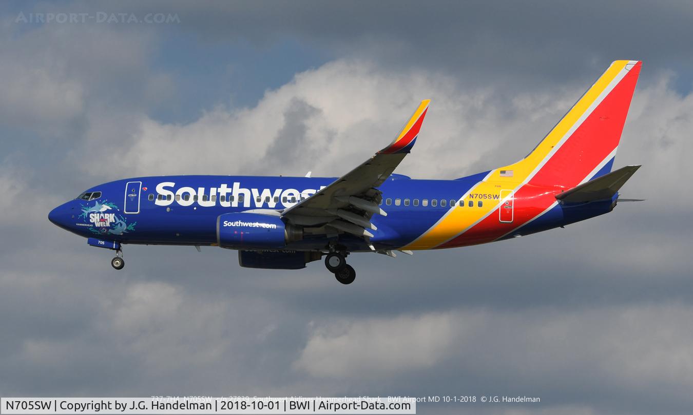 N705SW, 1998 Boeing 737-7H4 C/N 27839, Hammerhead to 33L.