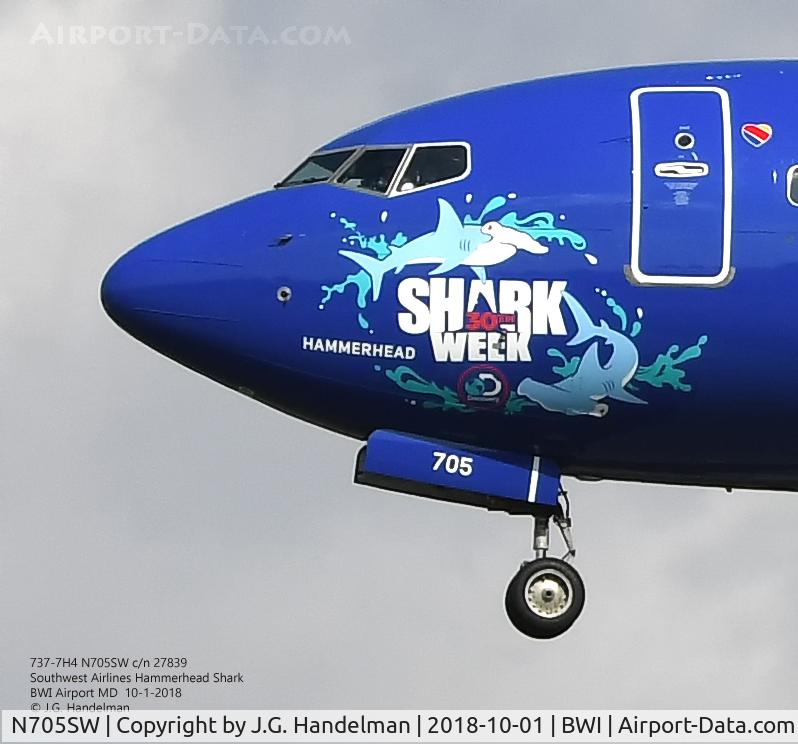 N705SW, 1998 Boeing 737-7H4 C/N 27839, Shark to 33L.