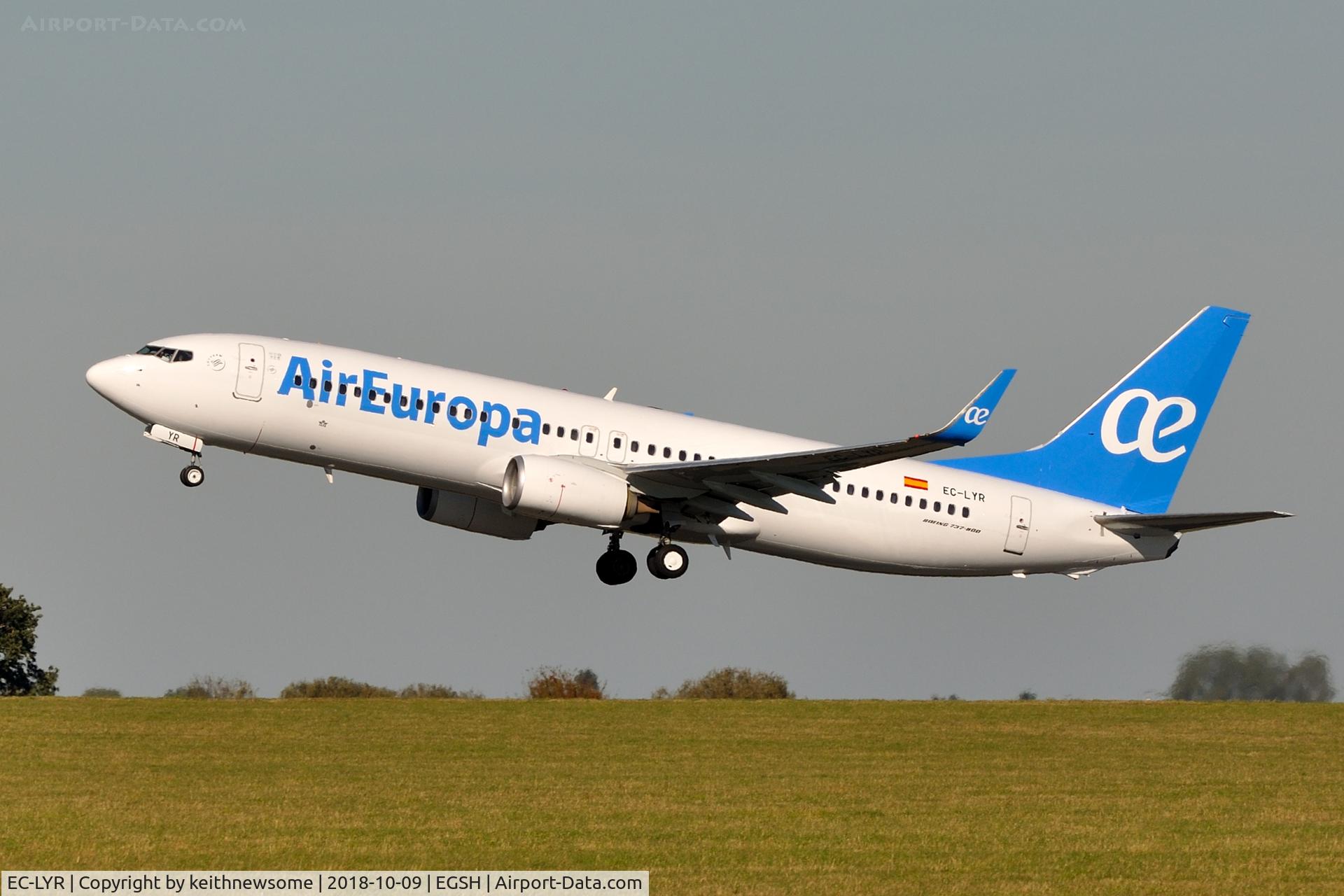 EC-LYR, 2013 Boeing 737-85P C/N 36595, Leaving Norwich following re-spray.
