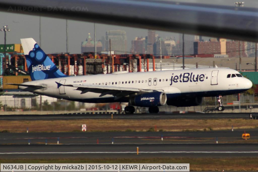 N634JB, 2006 Airbus A320-232 C/N 2710, Landing