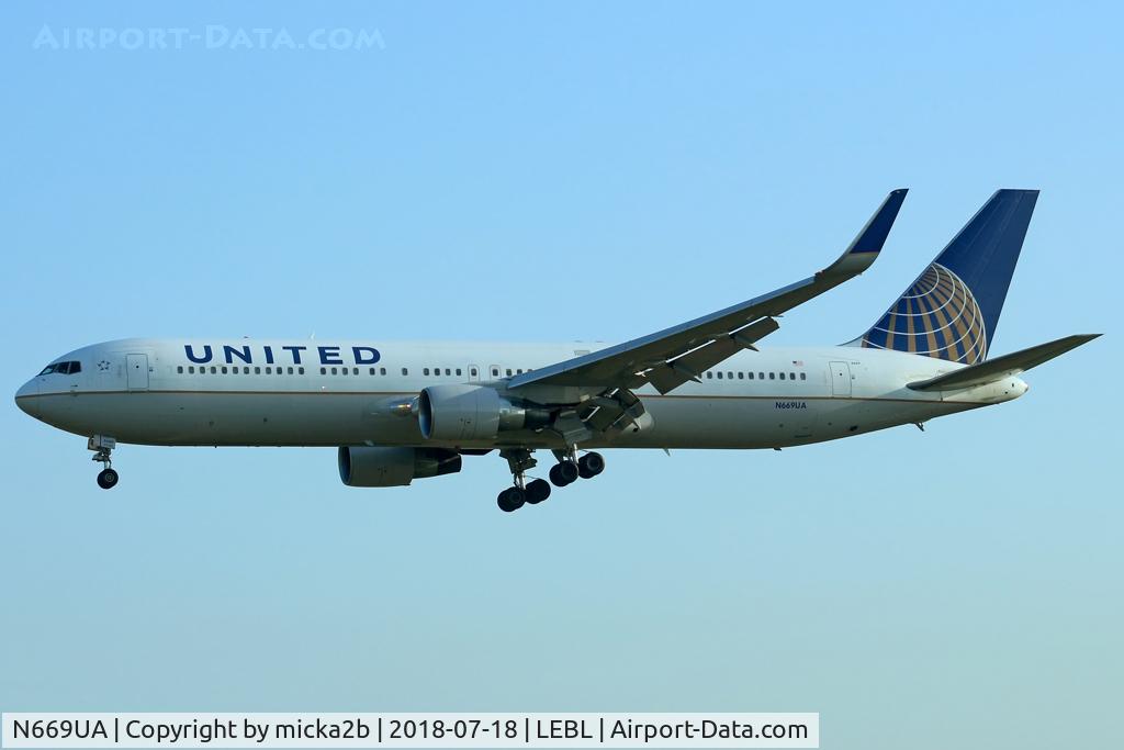 N669UA, 1999 Boeing 767-322 C/N 30025, Landing