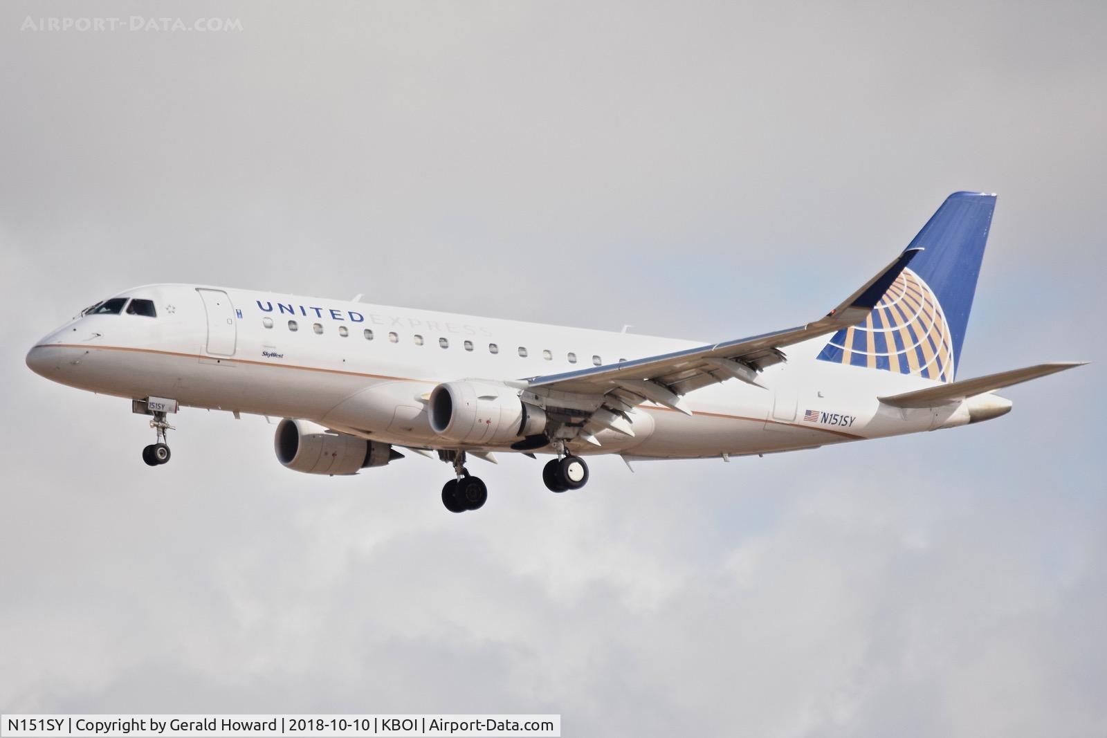 N151SY, 2015 Embraer 175LR (ERJ-170-200LR) C/N 17000503, Landing RWY 28R.