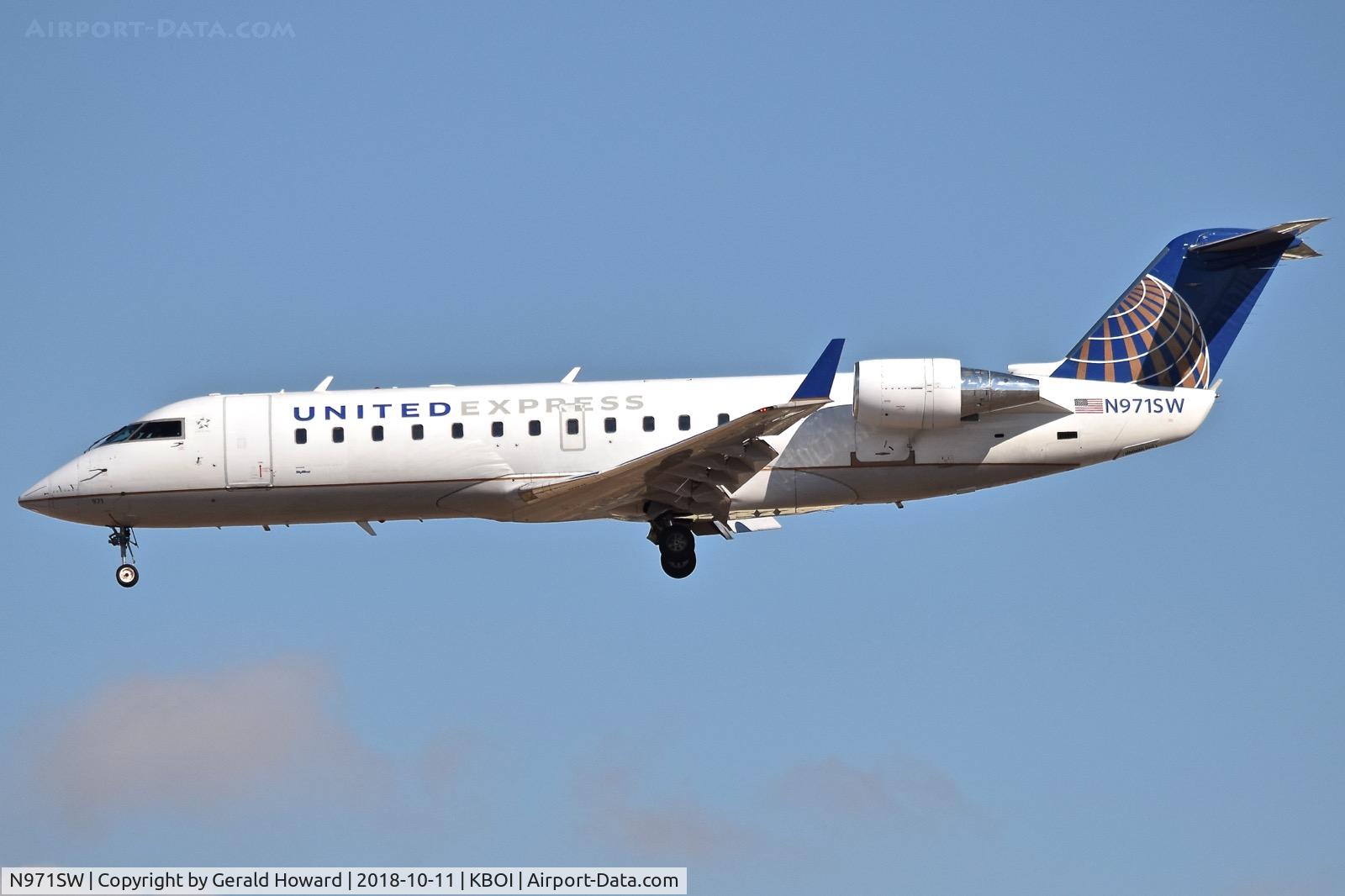 N971SW, 2004 Canadair CL-600-2B19 Regional Jet CRJ-200LR C/N 7947, Landing RWY 28R.