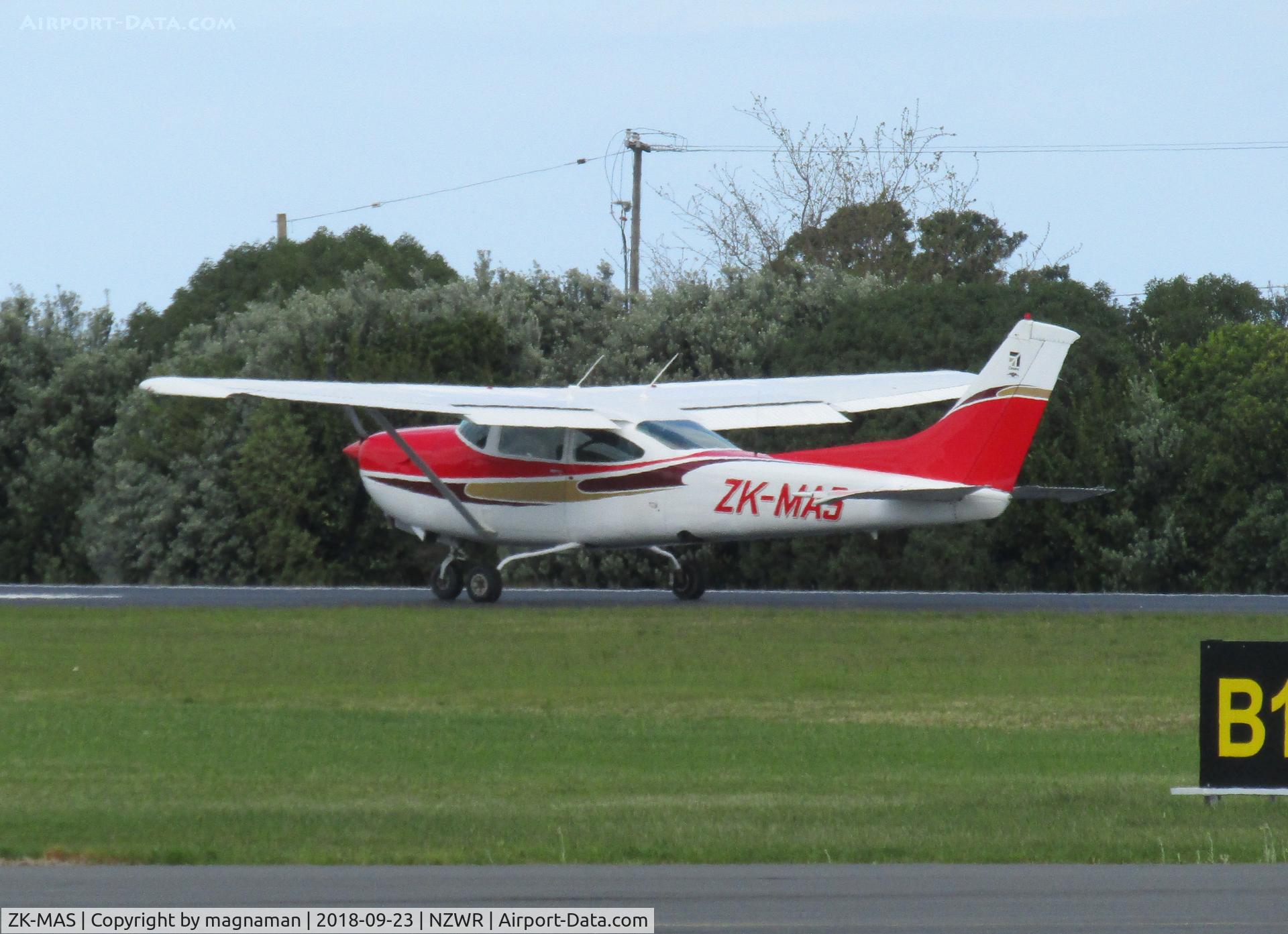 ZK-MAS, Cessna TR182 Turbo Skylane RG C/N Not found ZK-MAS, taxying for take off