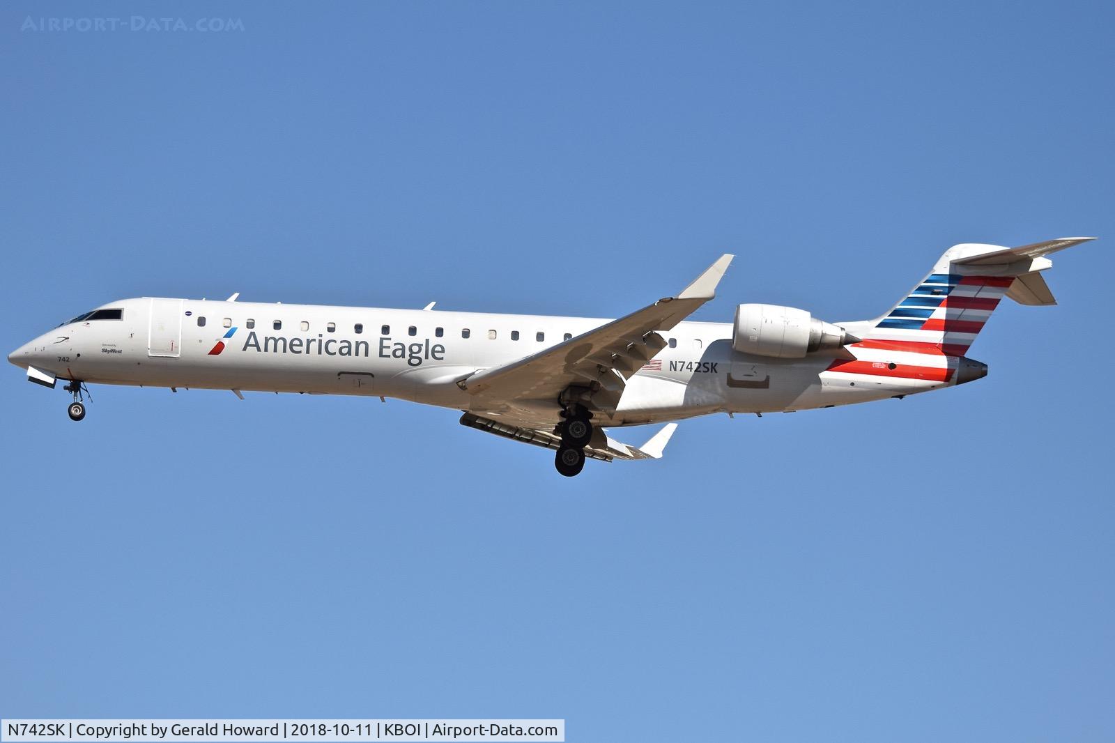 N742SK, 2005 Bombardier CRJ-701 (CL-600-2C10) Regional Jet C/N 10197, Landing RWY 28R.