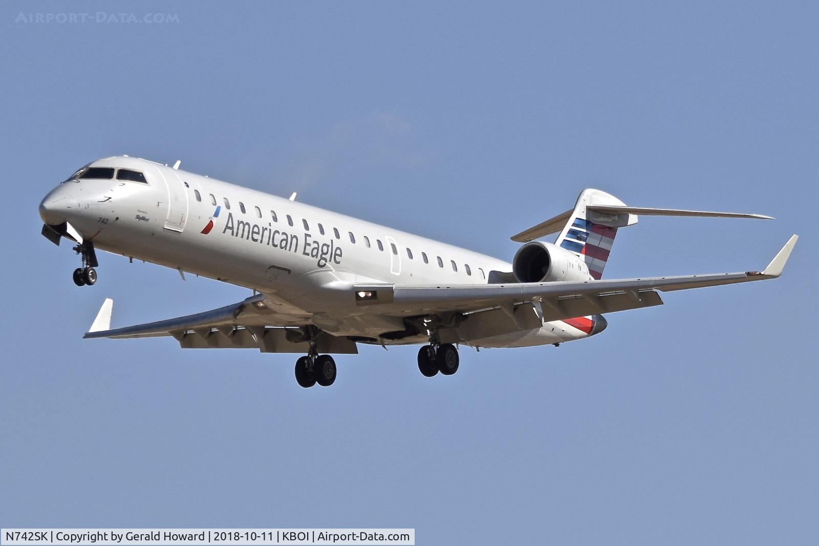 N742SK, 2005 Bombardier CRJ-701 (CL-600-2C10) Regional Jet C/N 10197, On approach for RWY 28R.
