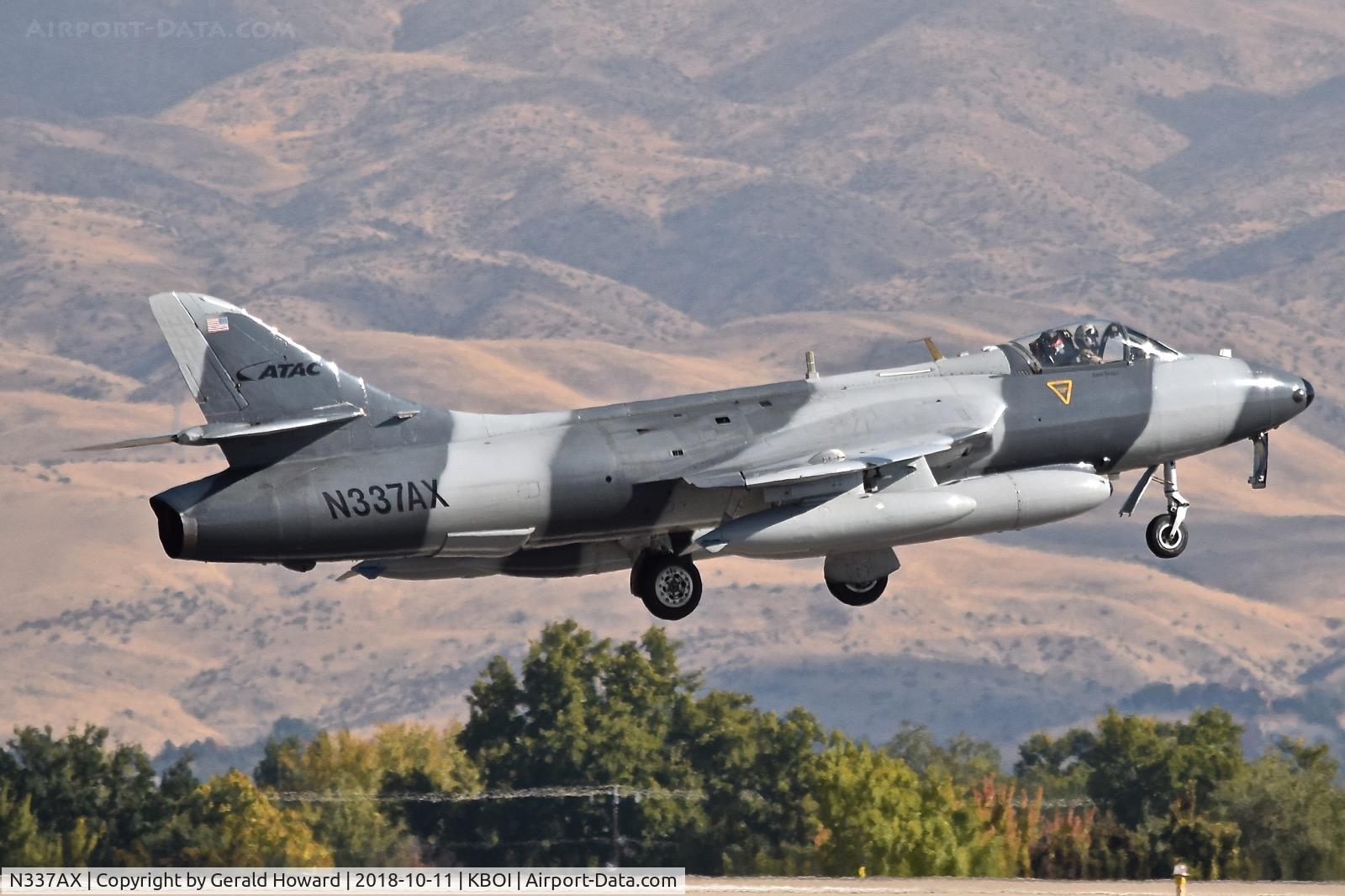 N337AX, Hawker Hunter F.58 C/N 41H-697456, Landing RWY 10R.
