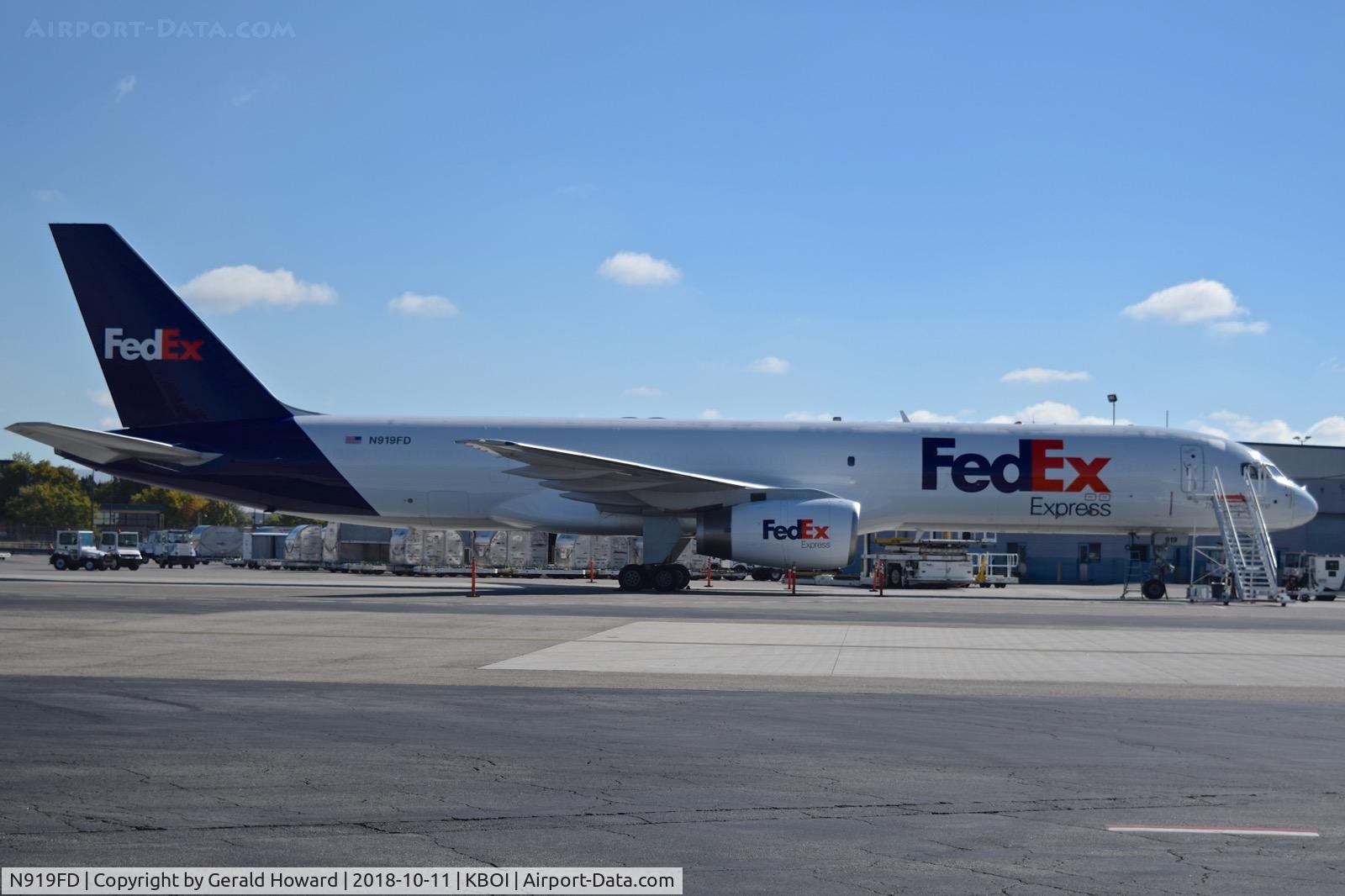 N919FD, 1990 Boeing 757-23A C/N 24636, Parked on the Fed Ex ramp.